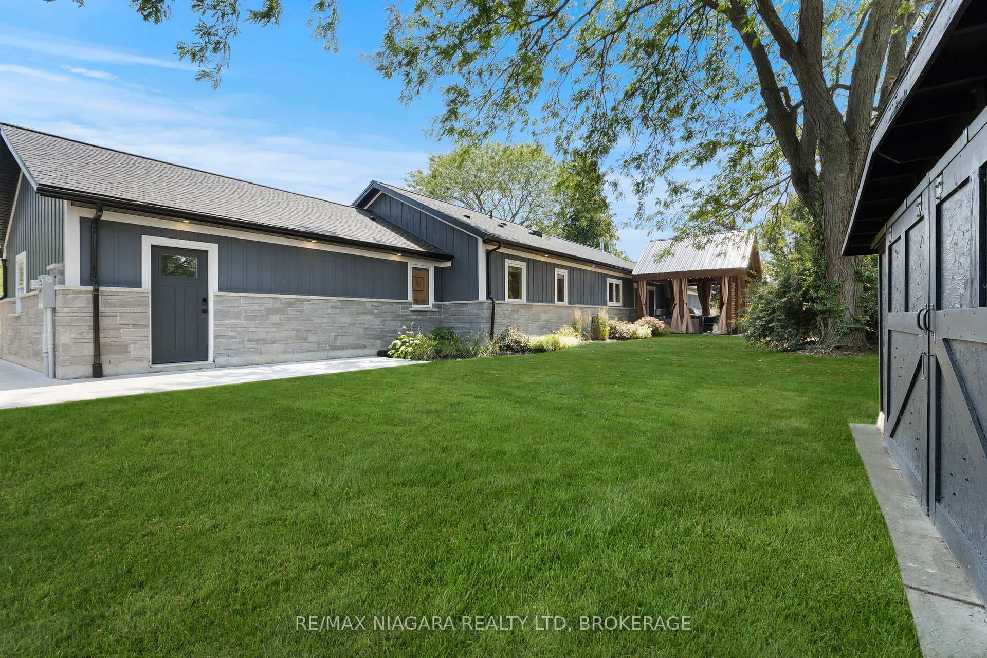 3886 GLENVIEW Drive photo 32