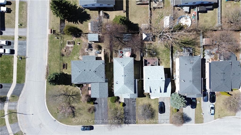 835 LARCHWOOD Crescent photo 47