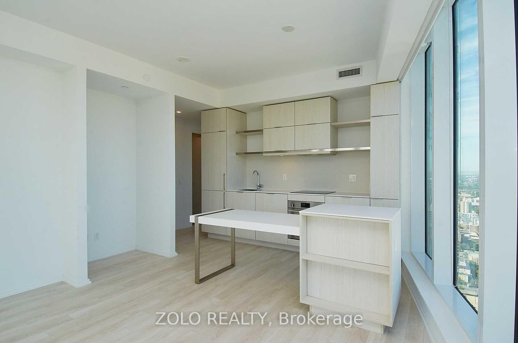 197 Yonge Street Unit 5202 photo 8