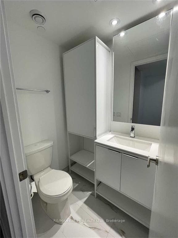 77 Shuter Street Unit 529 photo 10