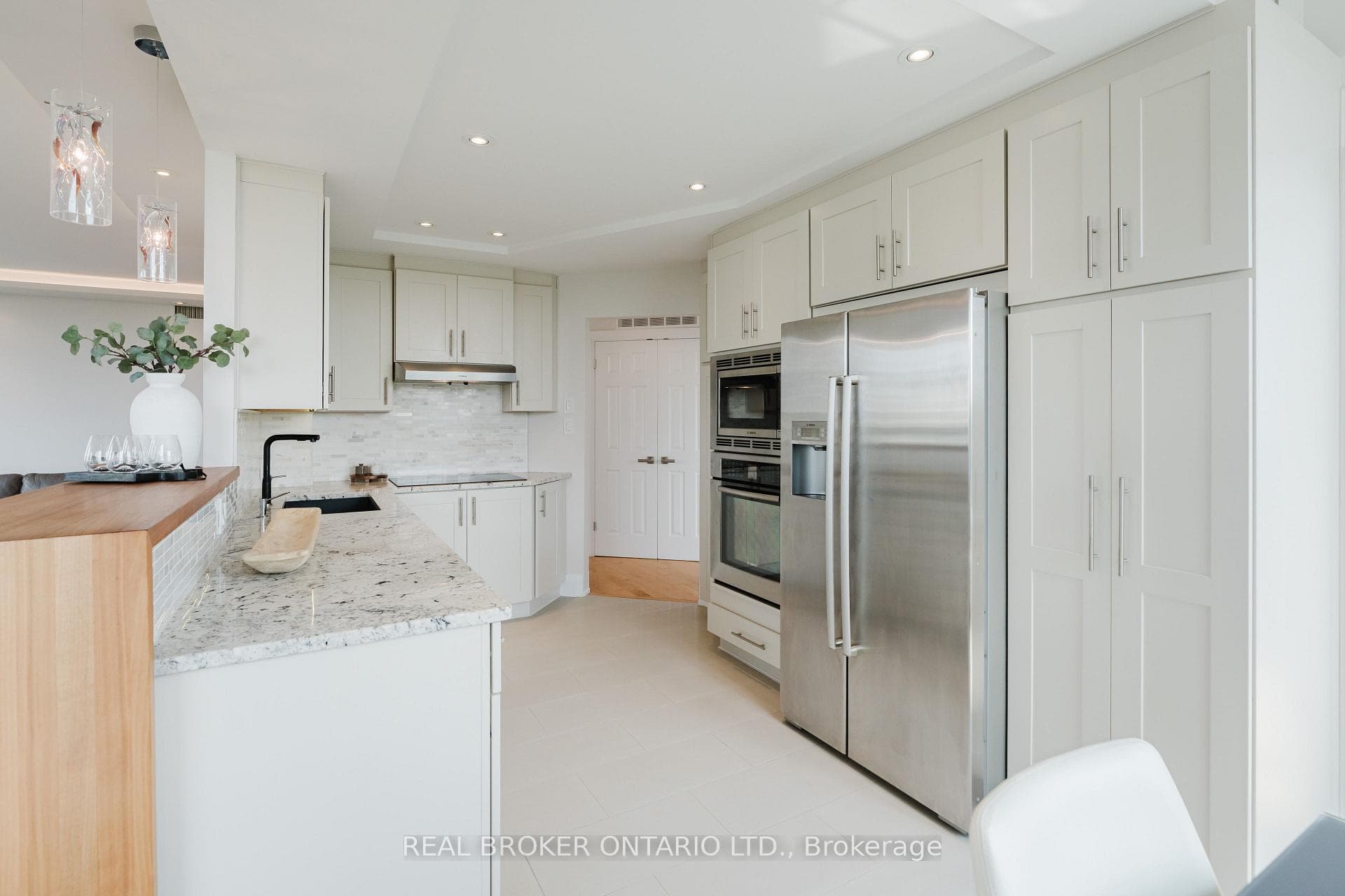 1480 Riverside Drive Unit 806 photo 14