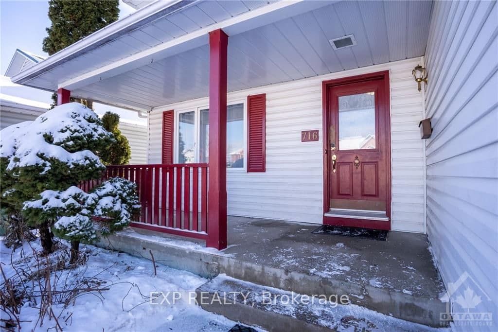 716 MOREWOOD Crescent photo 2