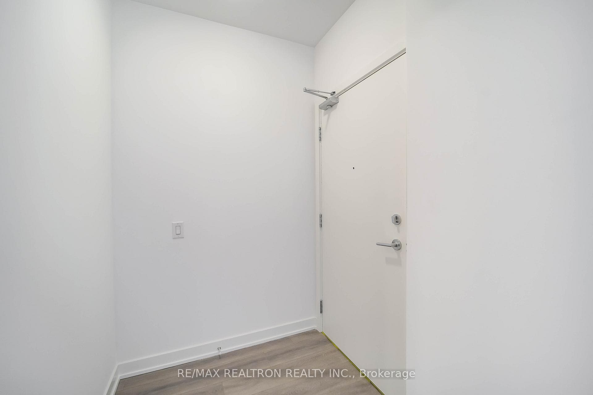 7439 Kingston Road Unit 101 photo 4