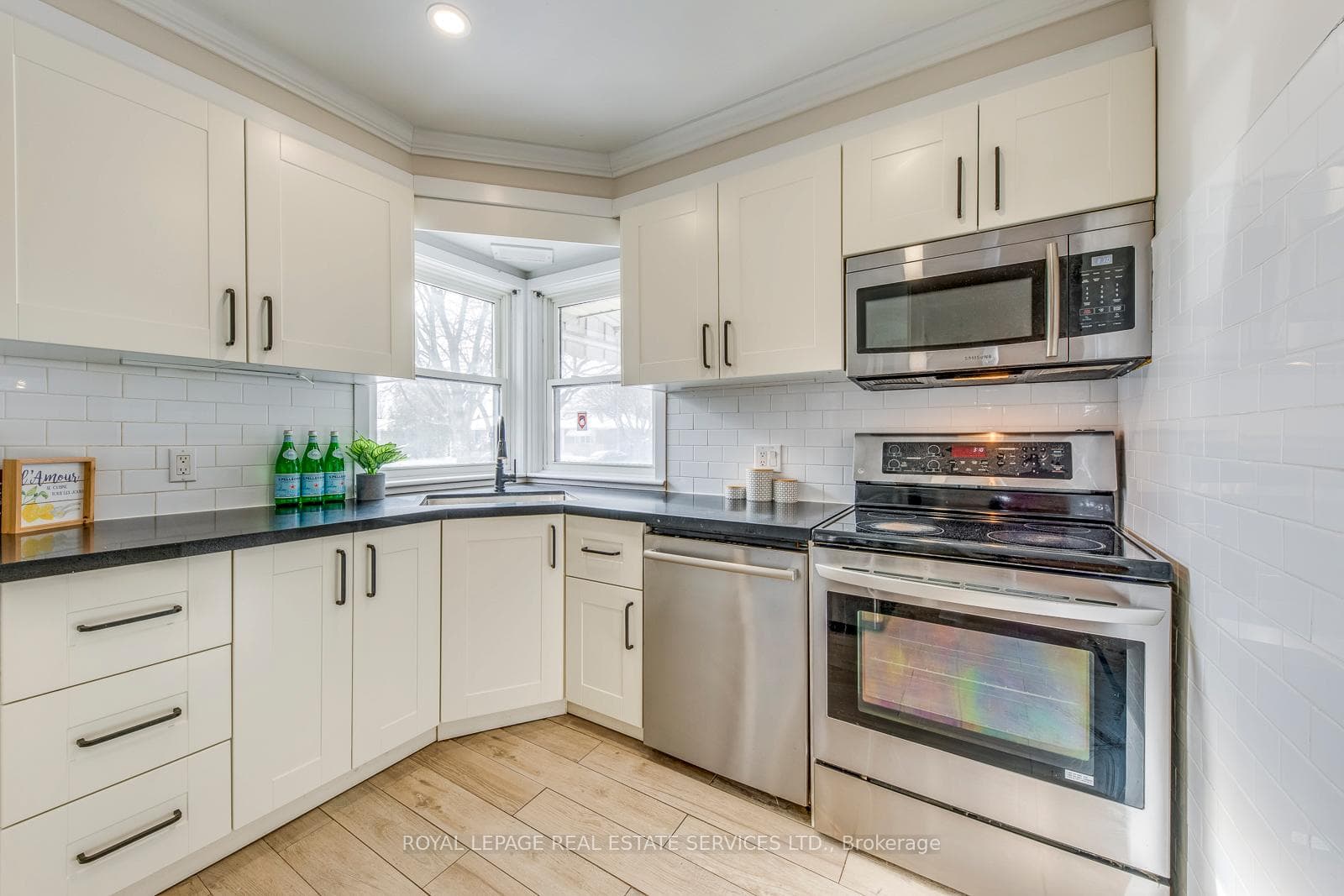 186 Fernwood Crescent photo 11