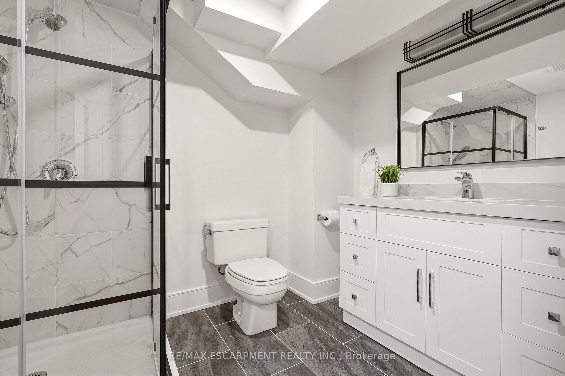 2347 Tweedsmuir Court photo 37