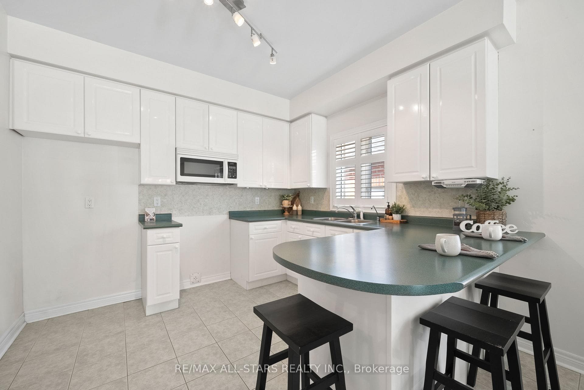 395 Waterbury Crescent photo 22