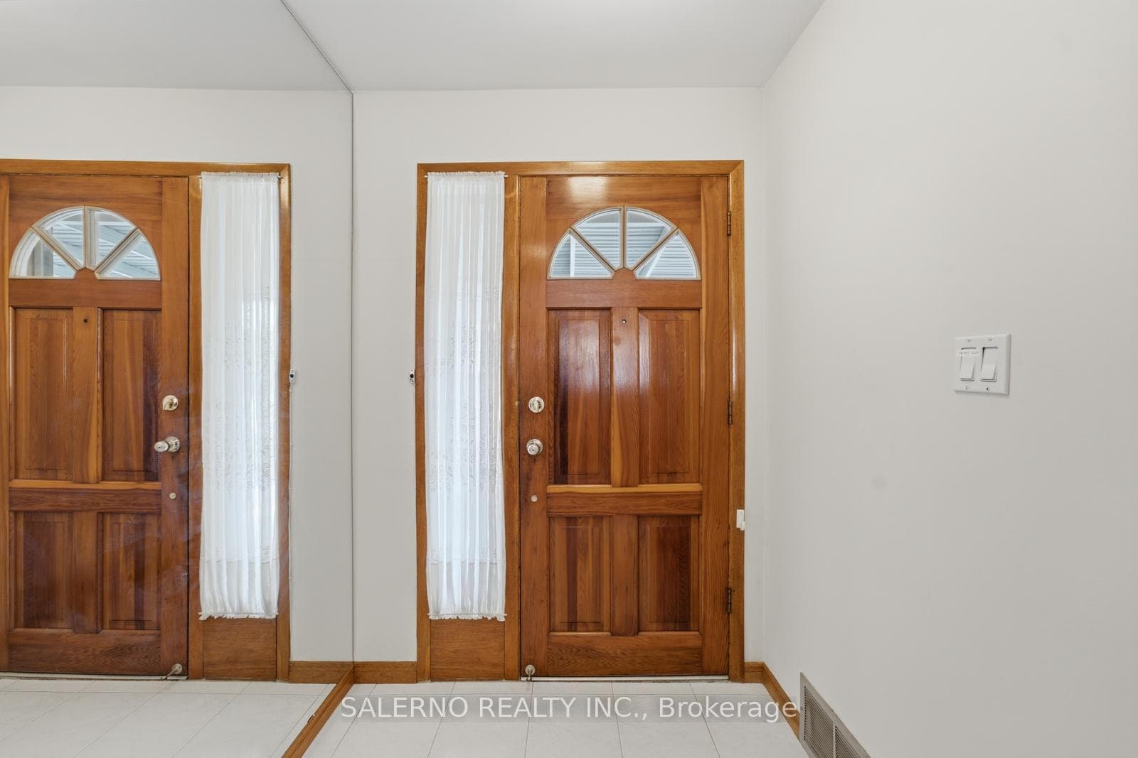 106 Whitburn Crescent photo 8