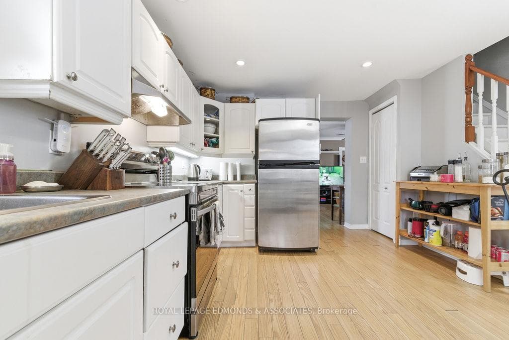 408 Moffat Street photo 12