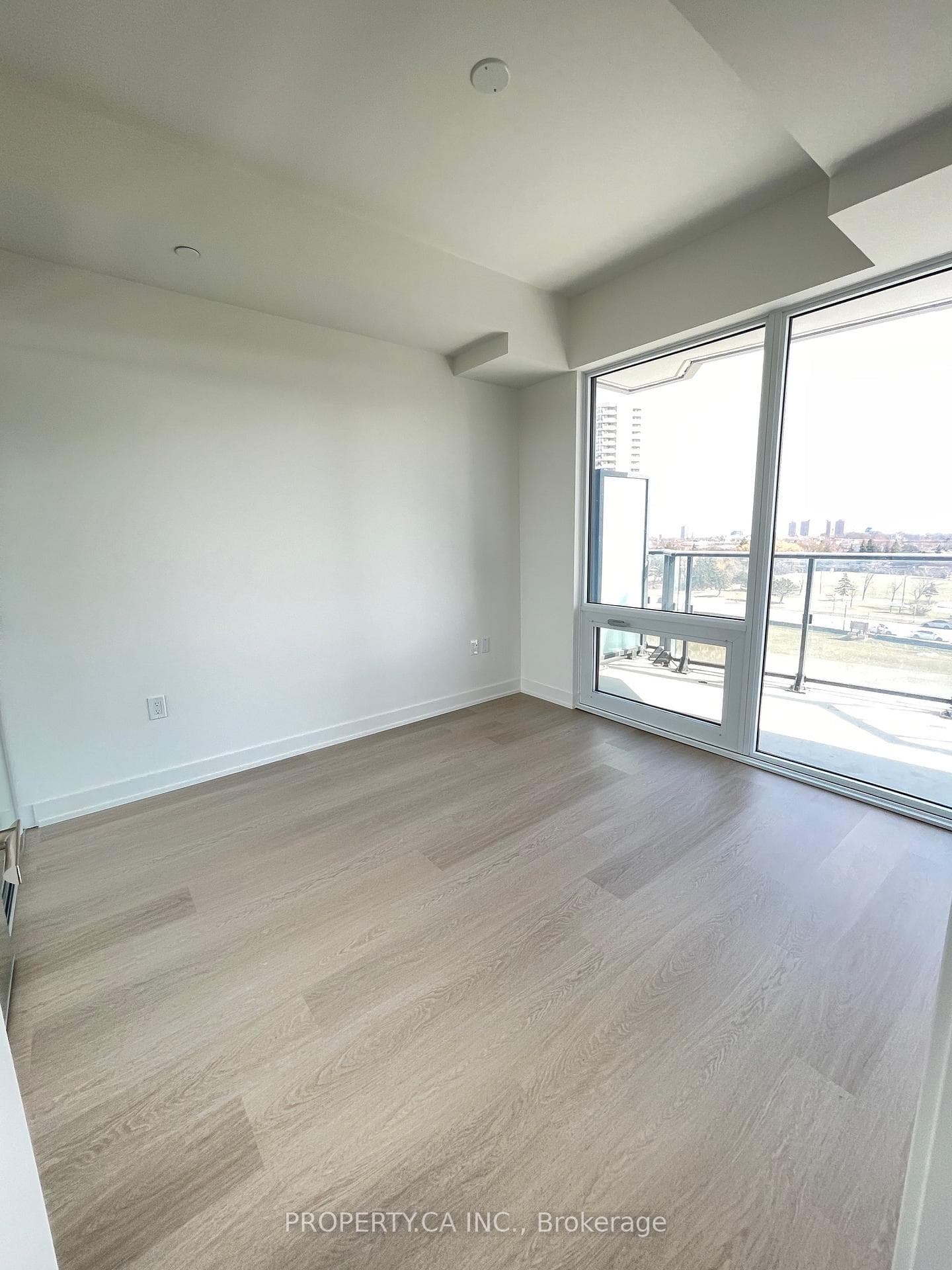 448 Burnhamthorpe Road Unit 417 photo 5