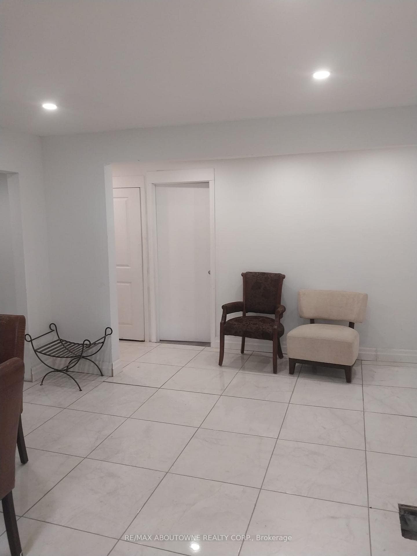 1071 SOUTHCOTE Road photo 10