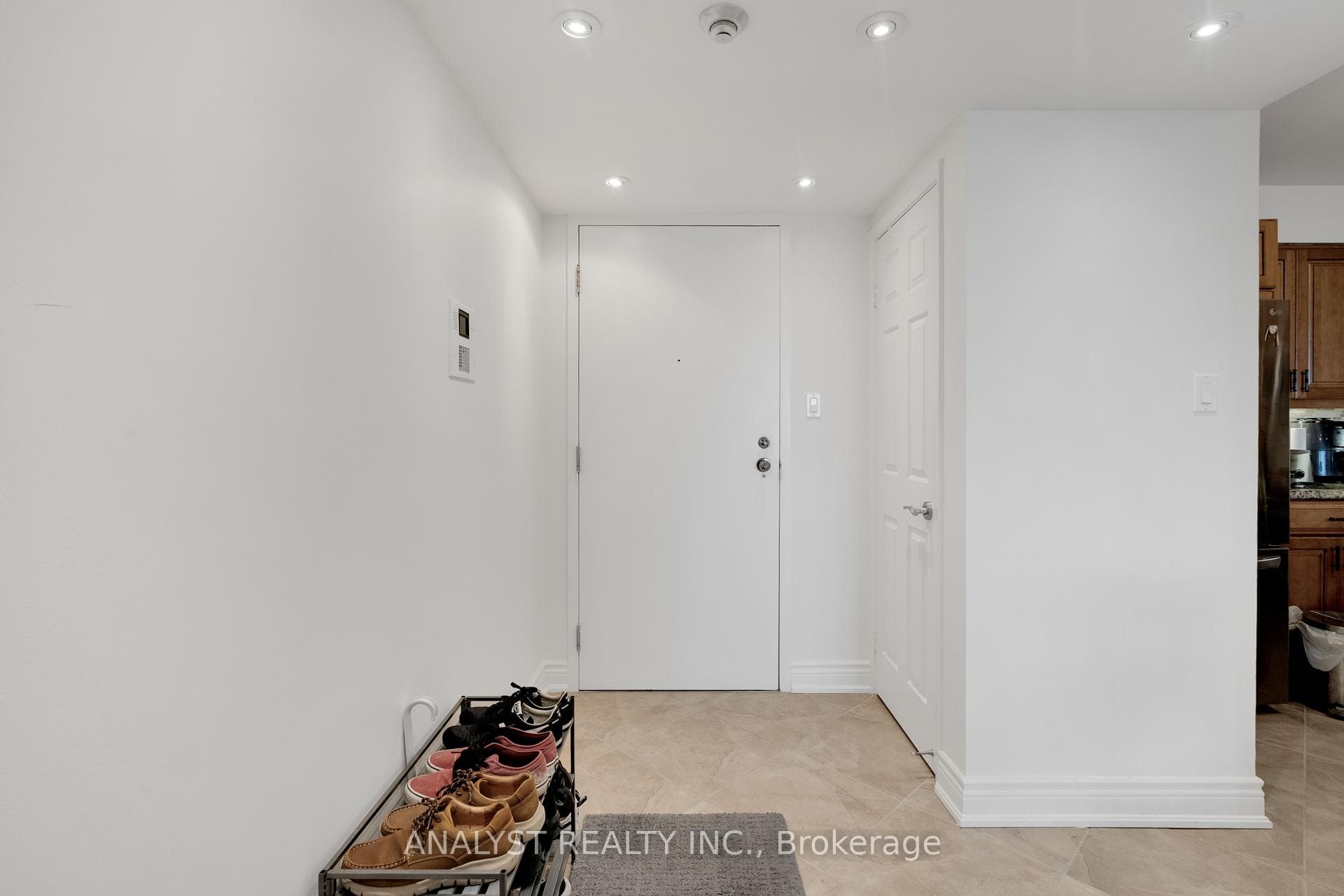 50 Eglinton Avenue Unit 909 photo 6
