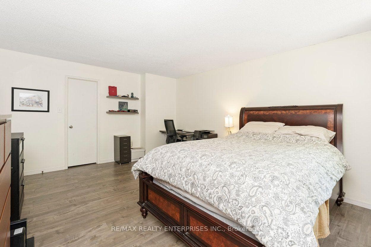 2055 Walkers Line Unit 117 photo 22