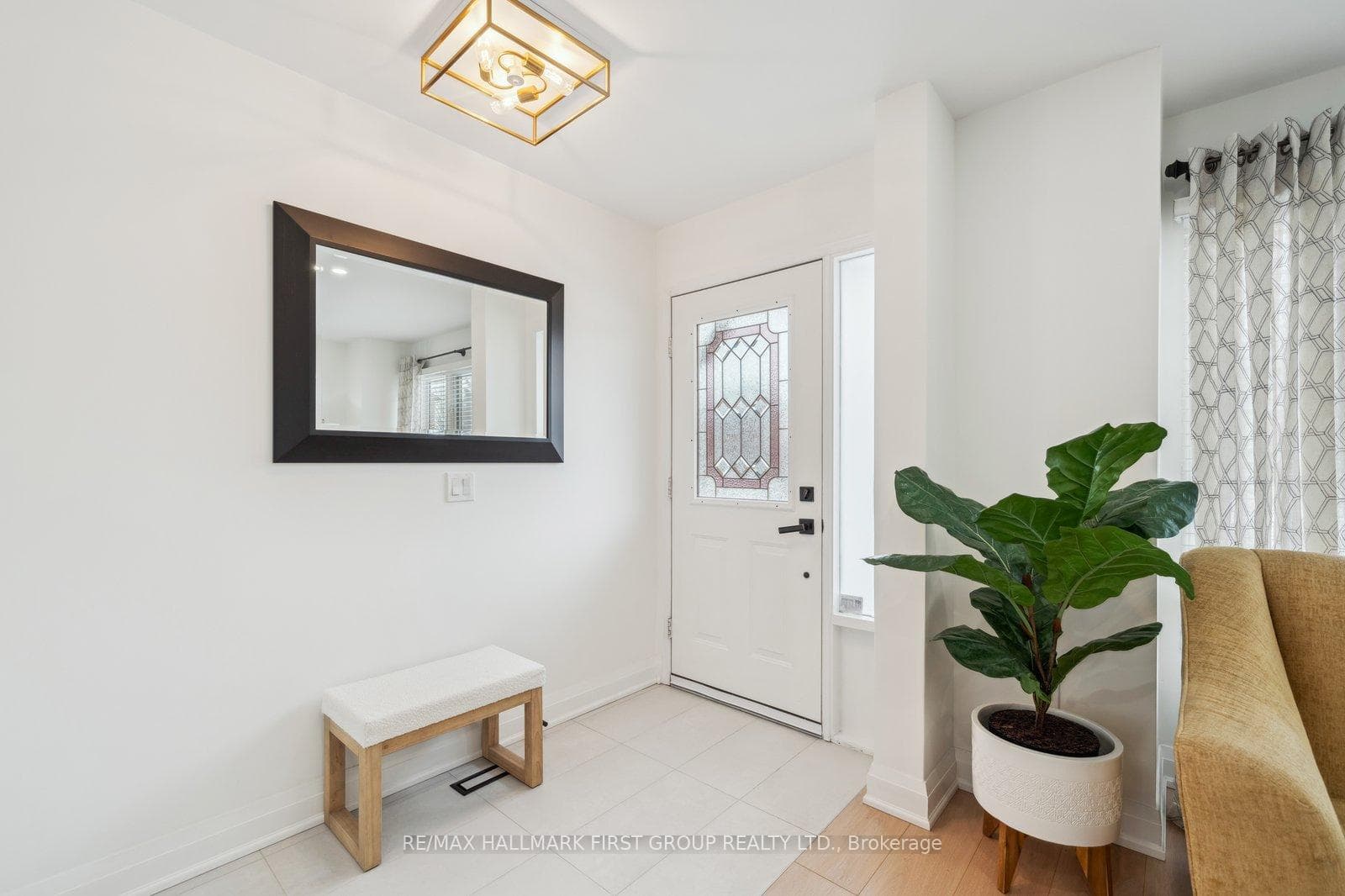 1547 Arcadia Square photo 2