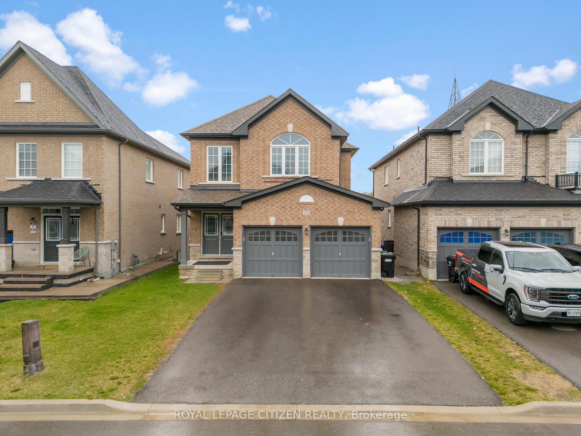 295 Chelsea Crescent photo 3