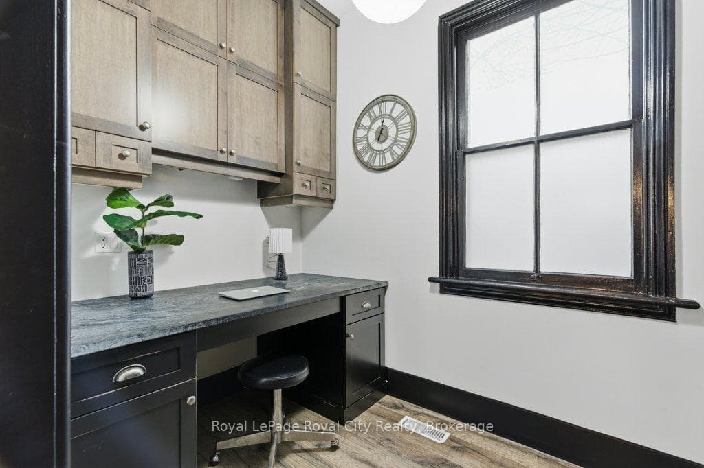 554 Woolwich Street photo 23