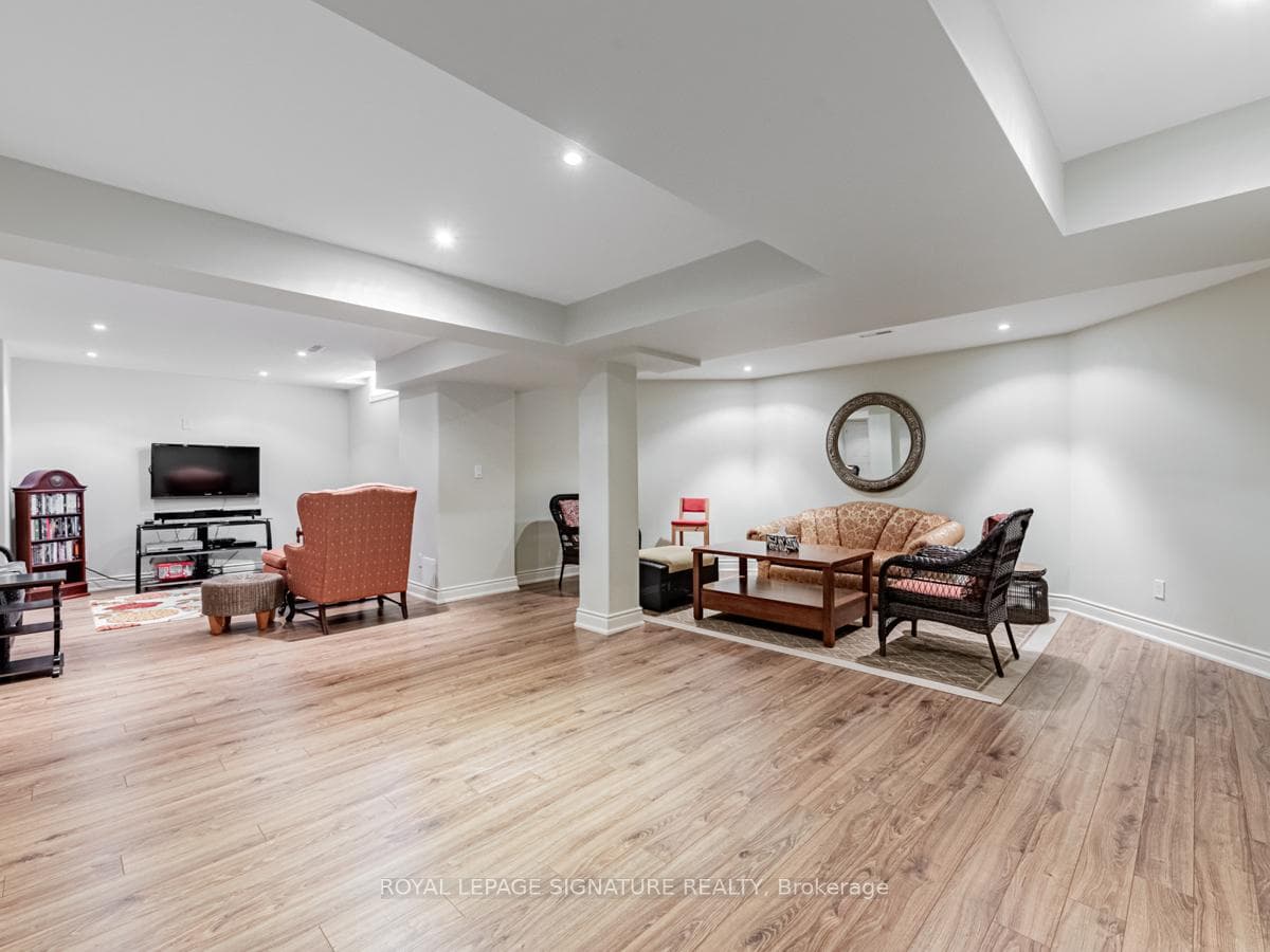 575 Sheppard Avenue photo 28