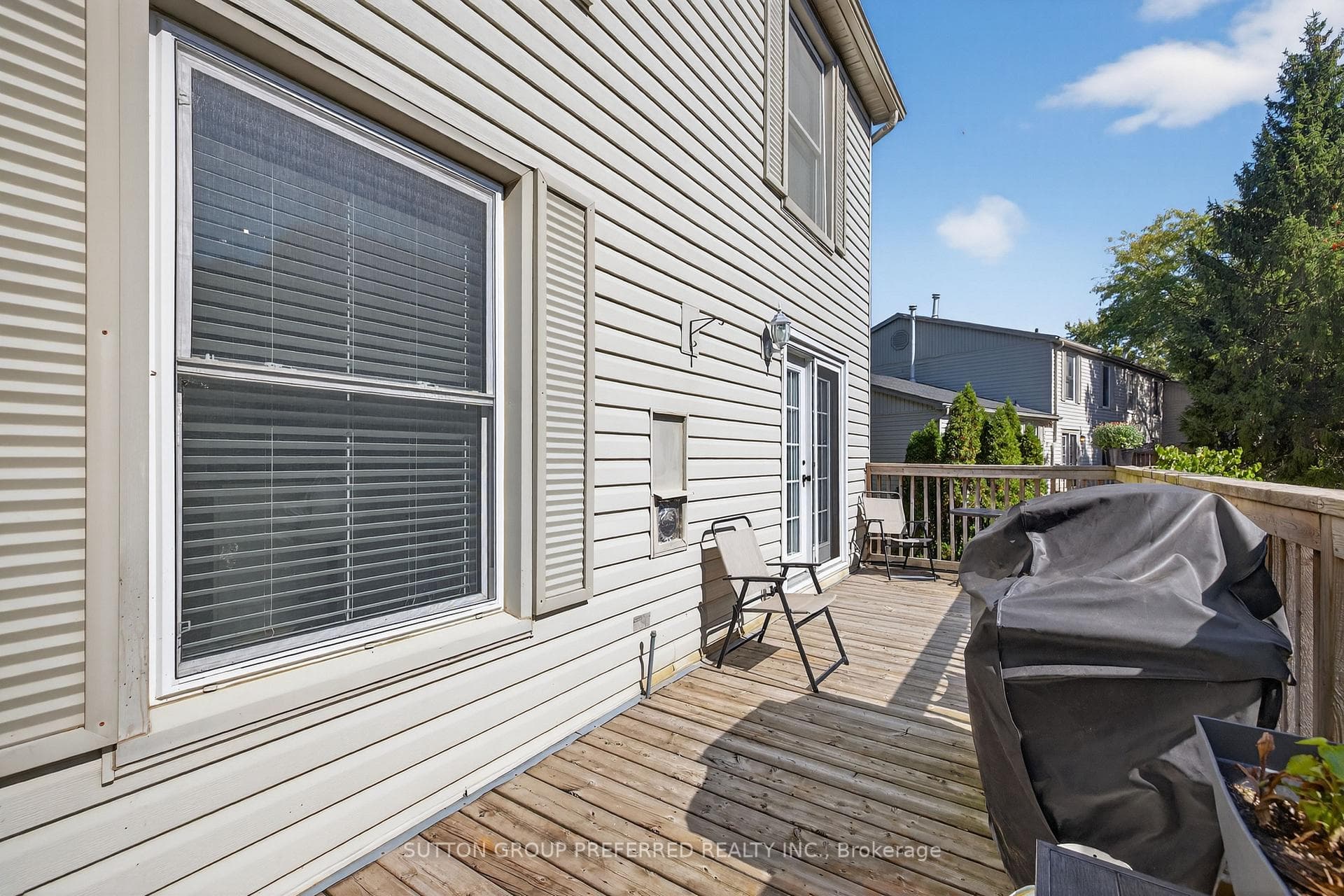 405 Everglade Crescent photo 32