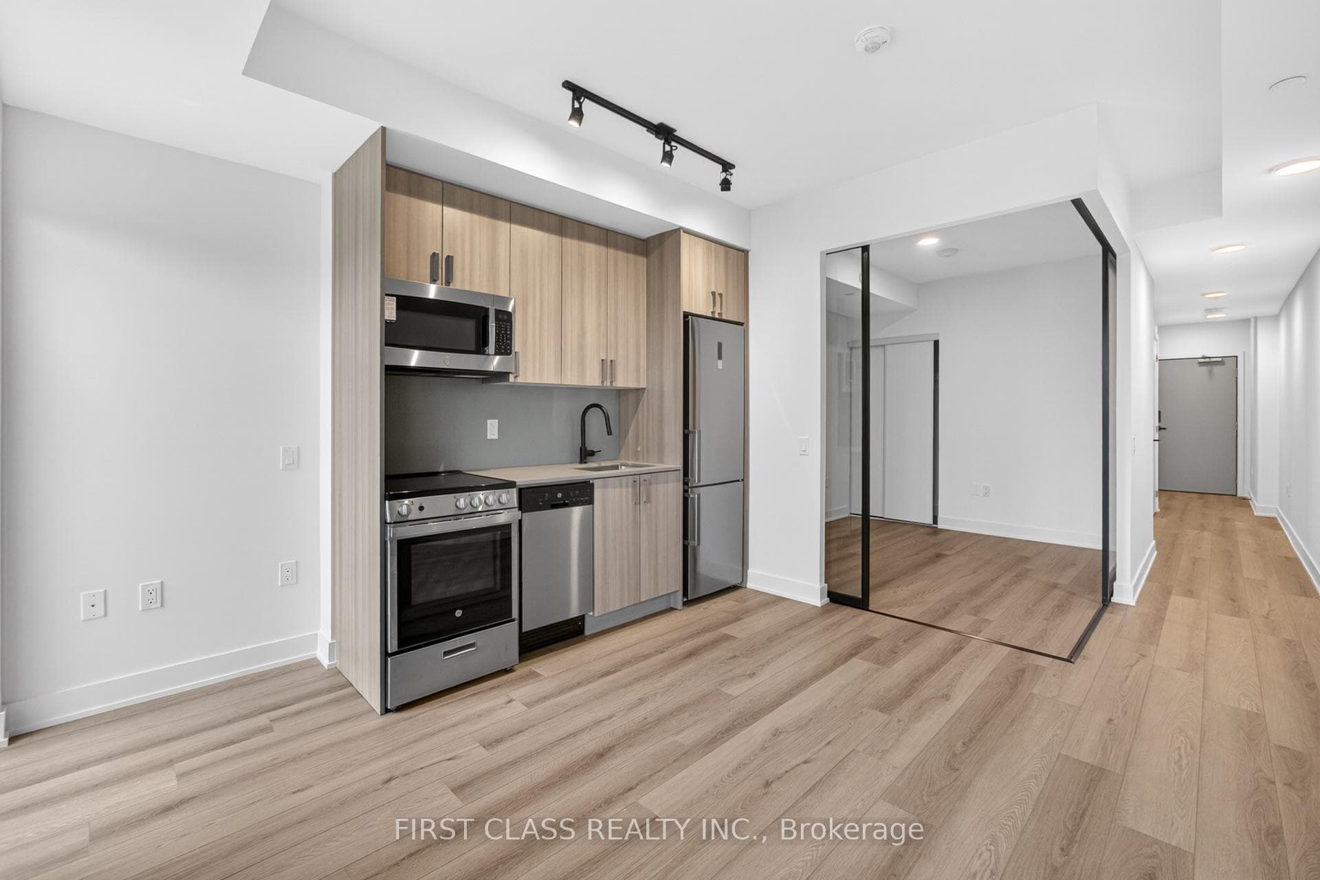 758 Dovercourt Road Unit 512 photo 8