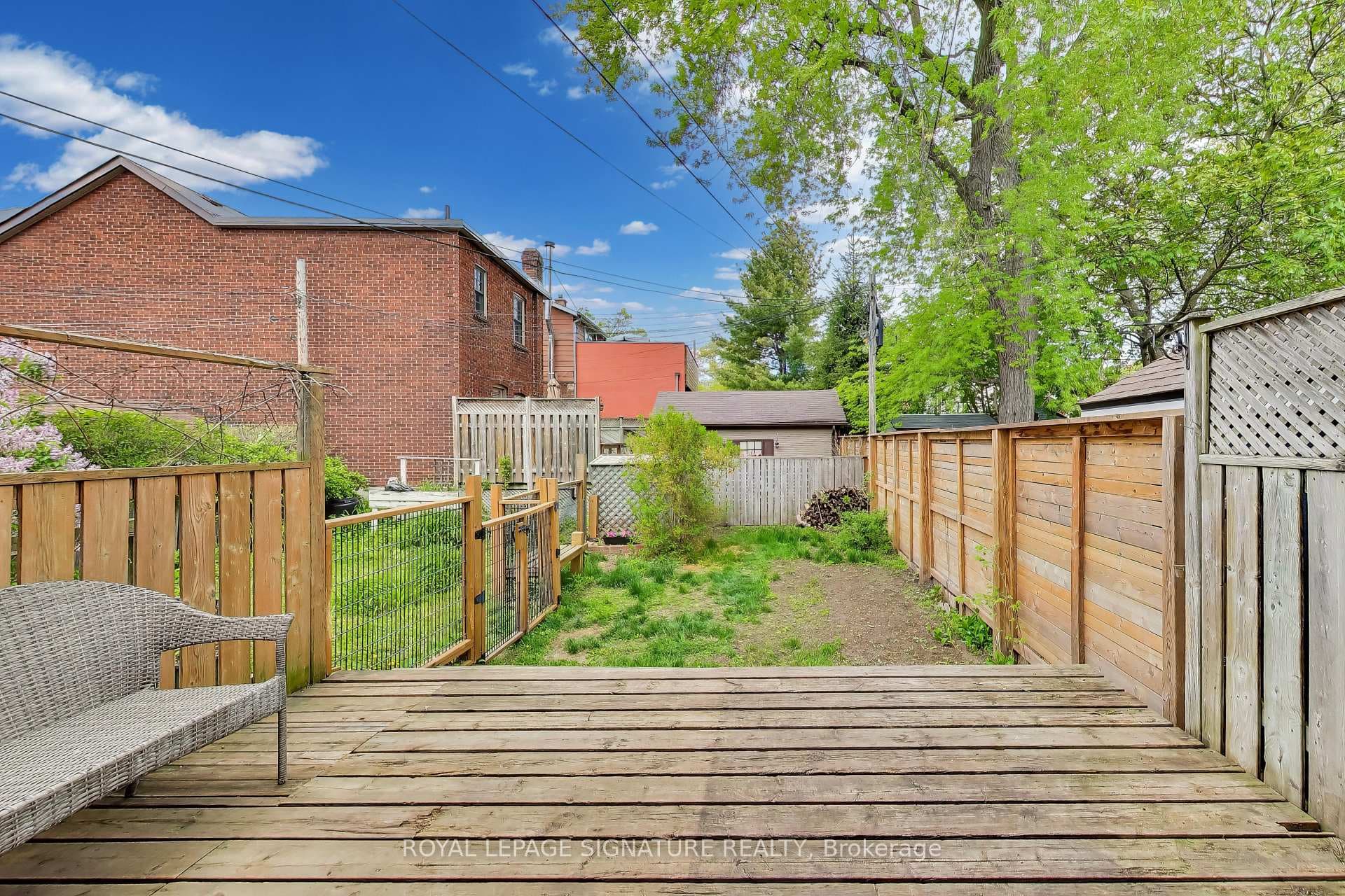 2102 Gerrard Street photo 21