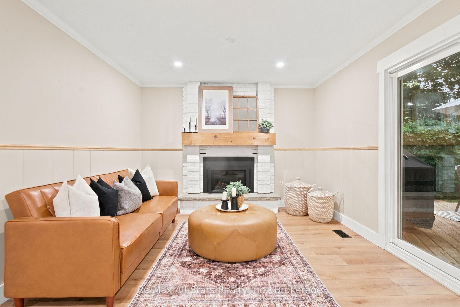29 Applewood Crescent photo 4
