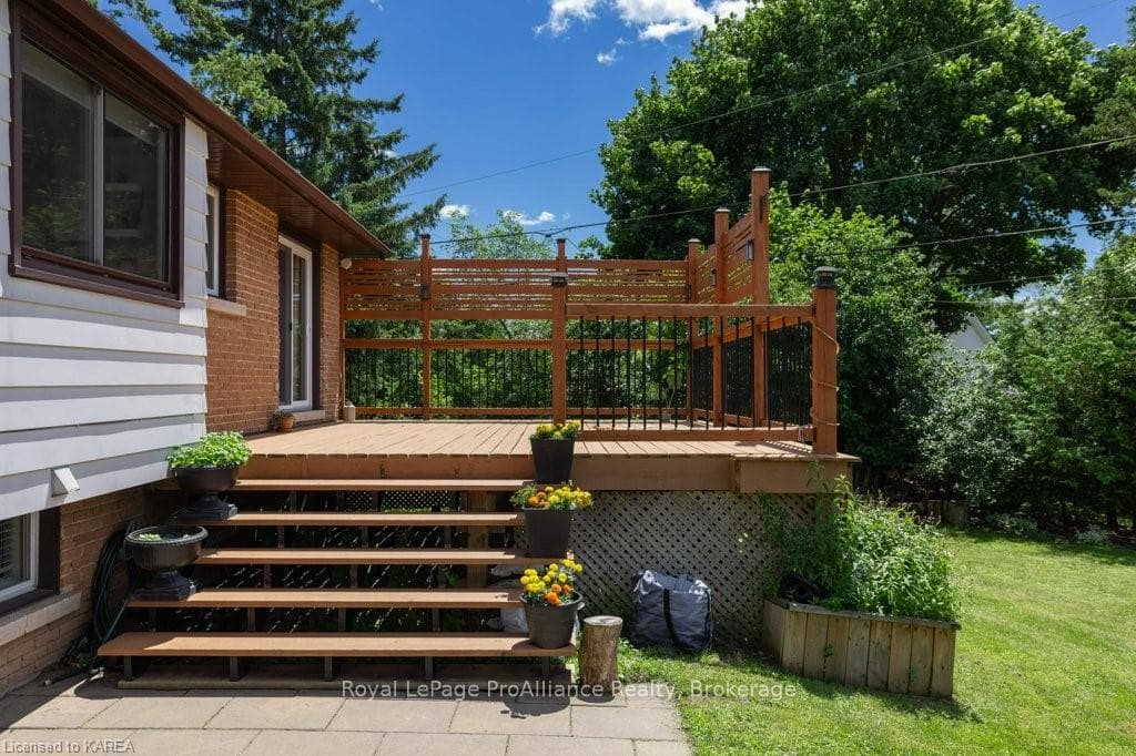 671 SUSSEX Boulevard photo 41