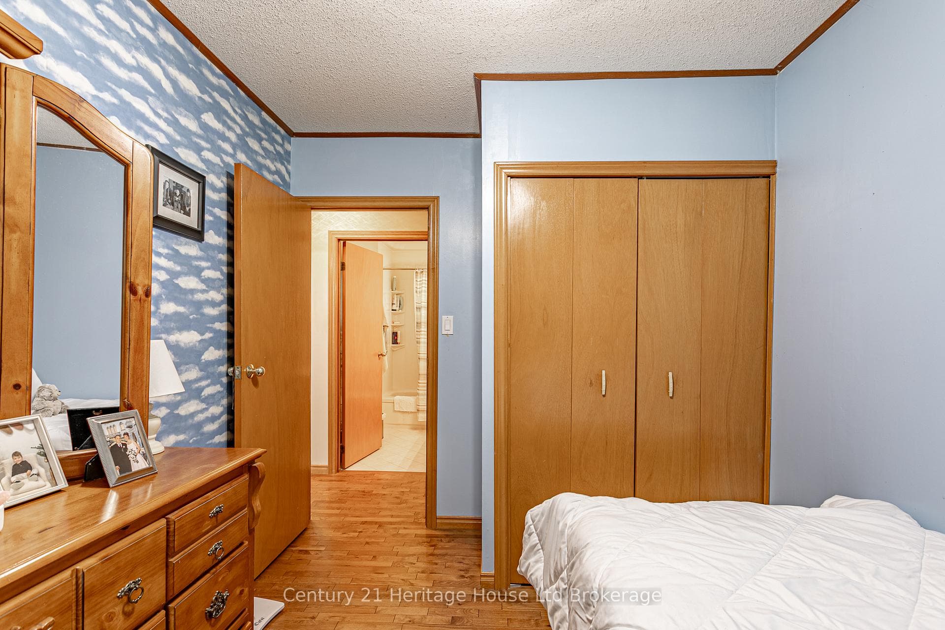 694 Queen Street photo 19