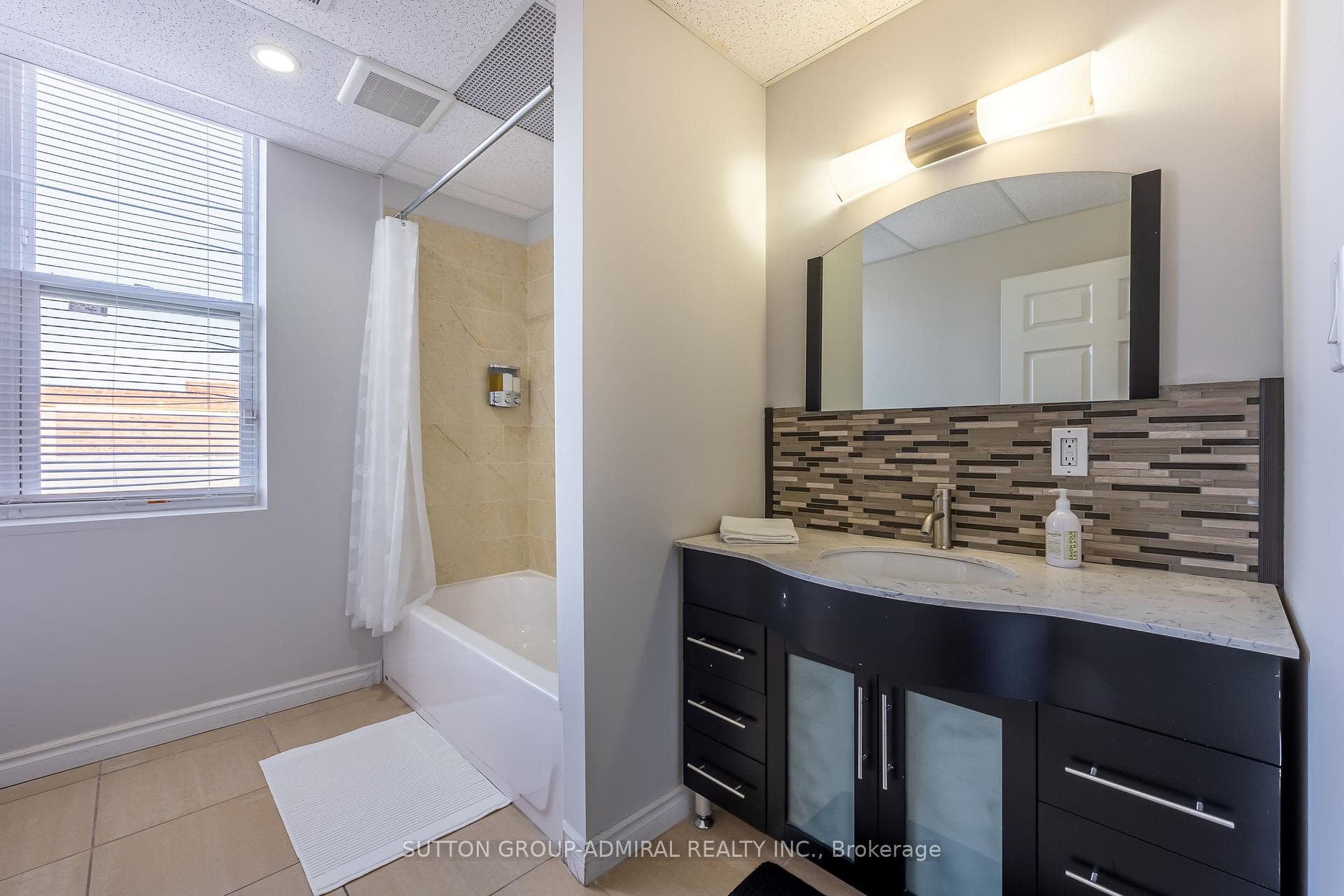 4497 Queen Street photo 5