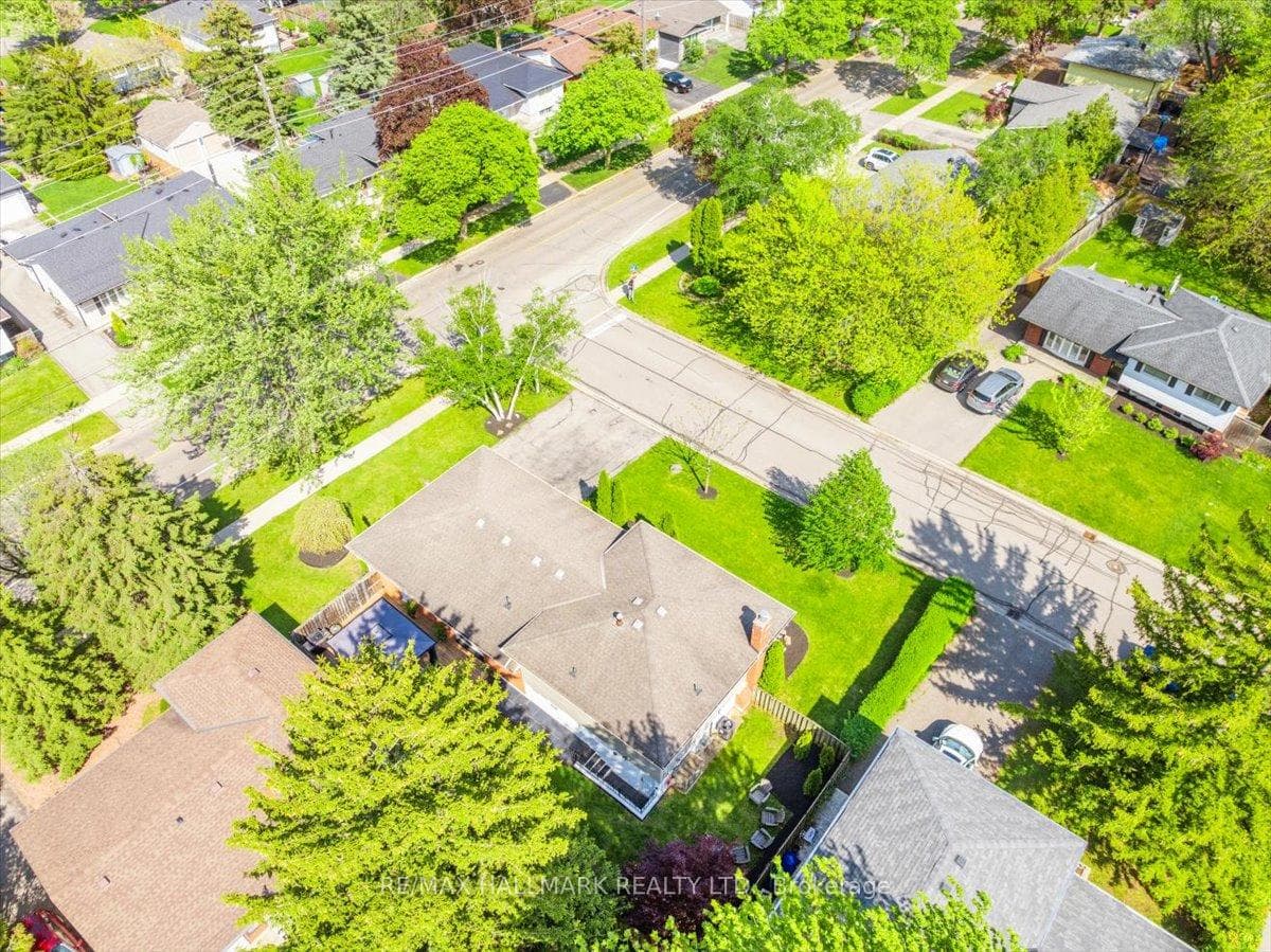 370 Dunlop Crescent photo 46