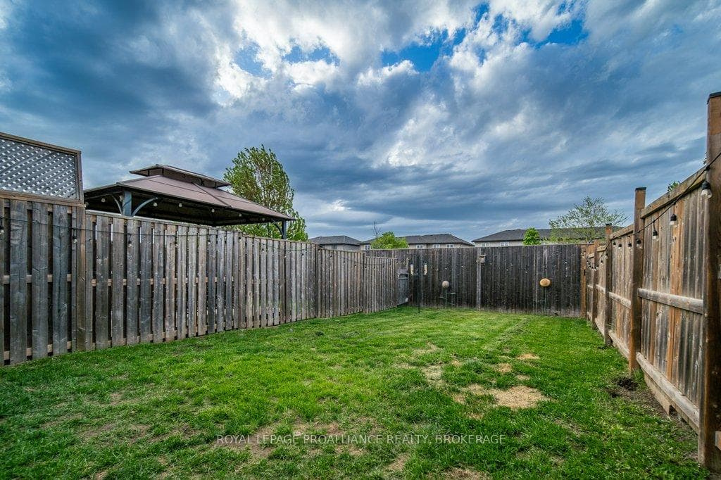 1560 Davenport Crescent photo 44