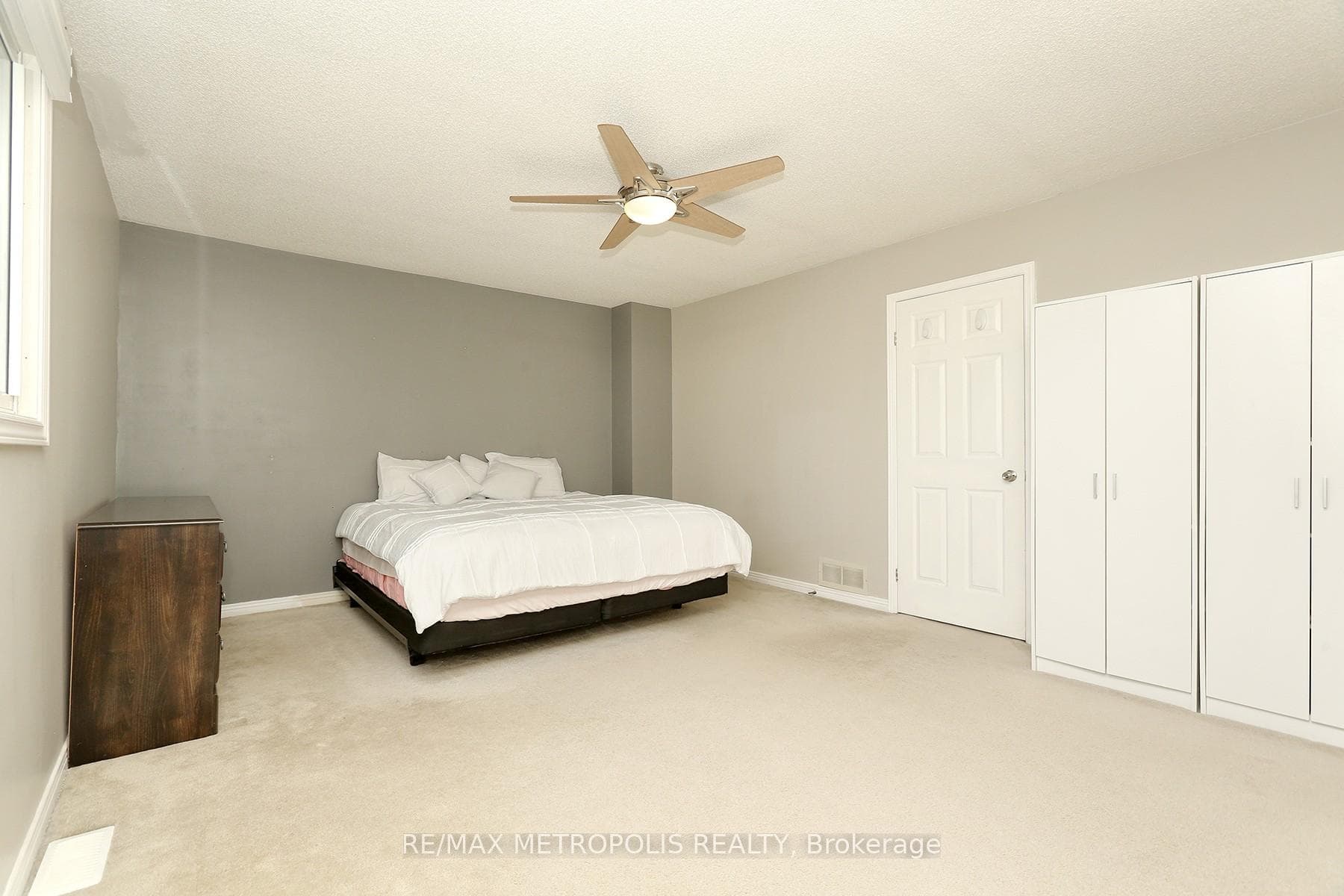 812 Cataraqui Woods Drive photo 26