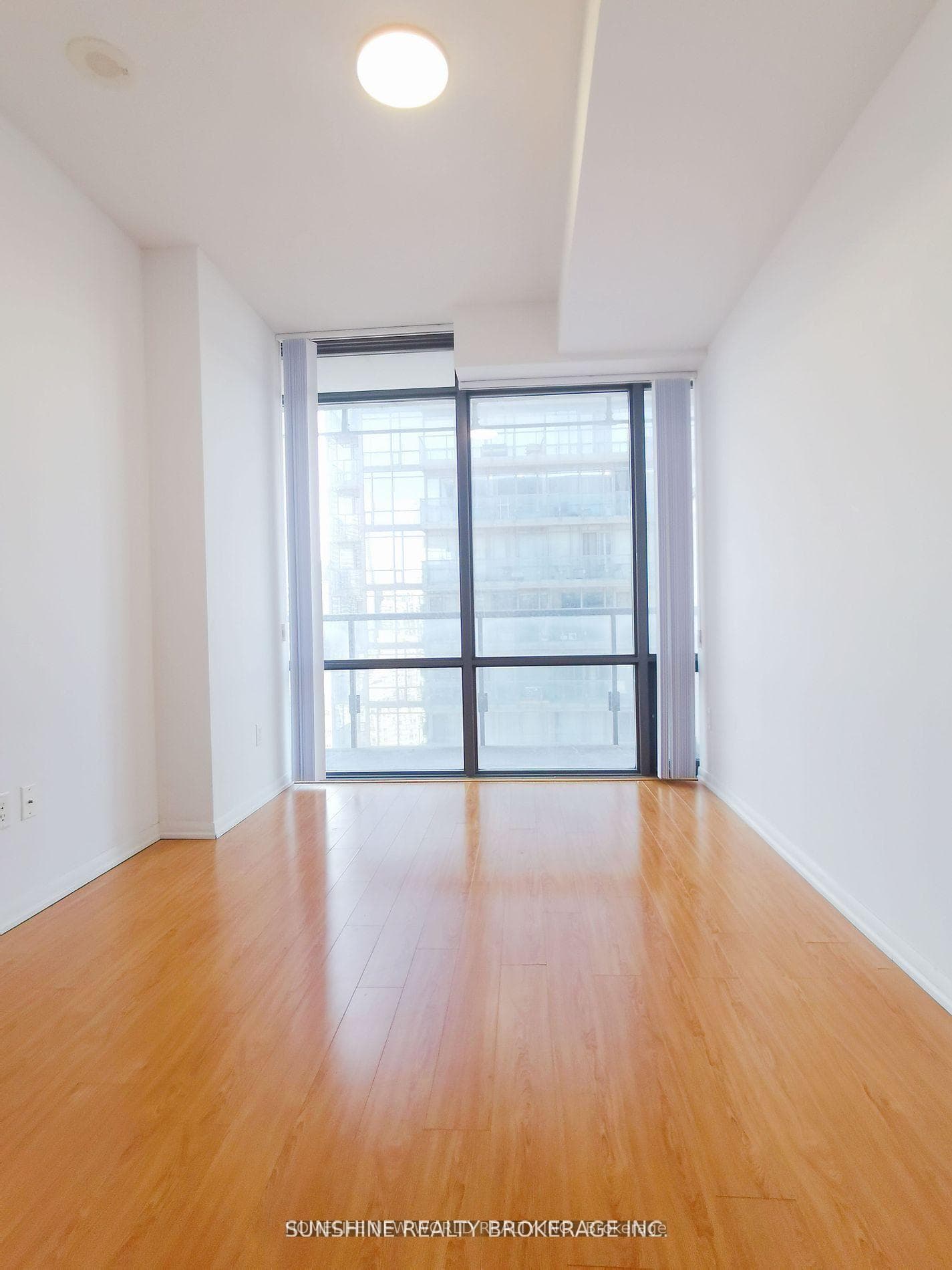 37 Grosvenor Street Unit 3308 photo 13