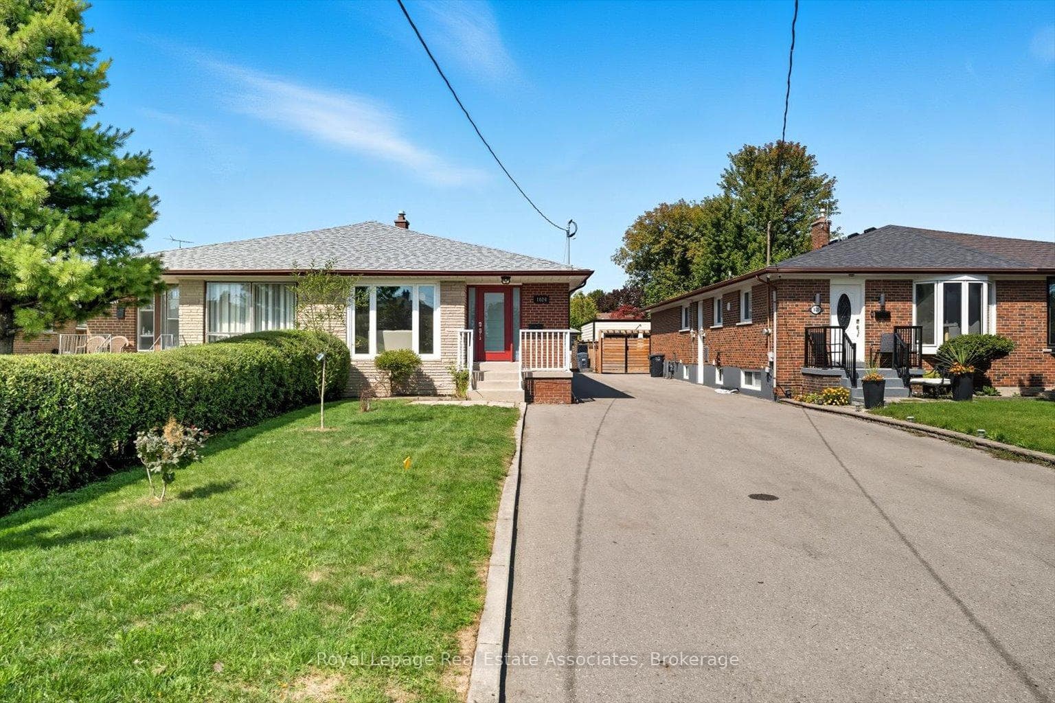 1624 Coram Crescent photo 2