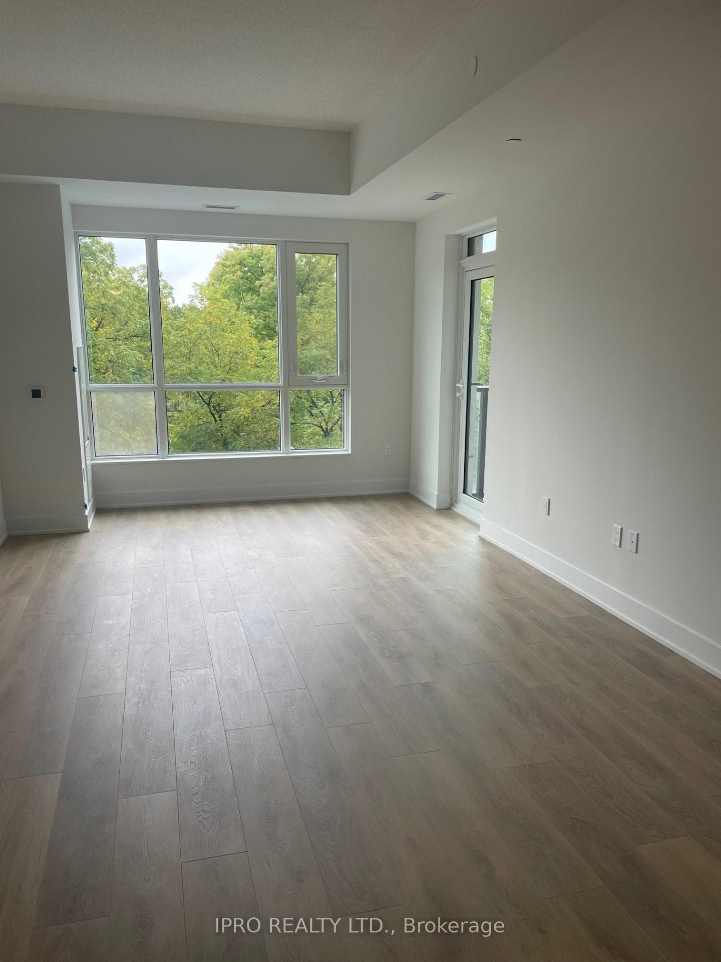 202 Burnhamthorpe Road Unit 202 photo 2