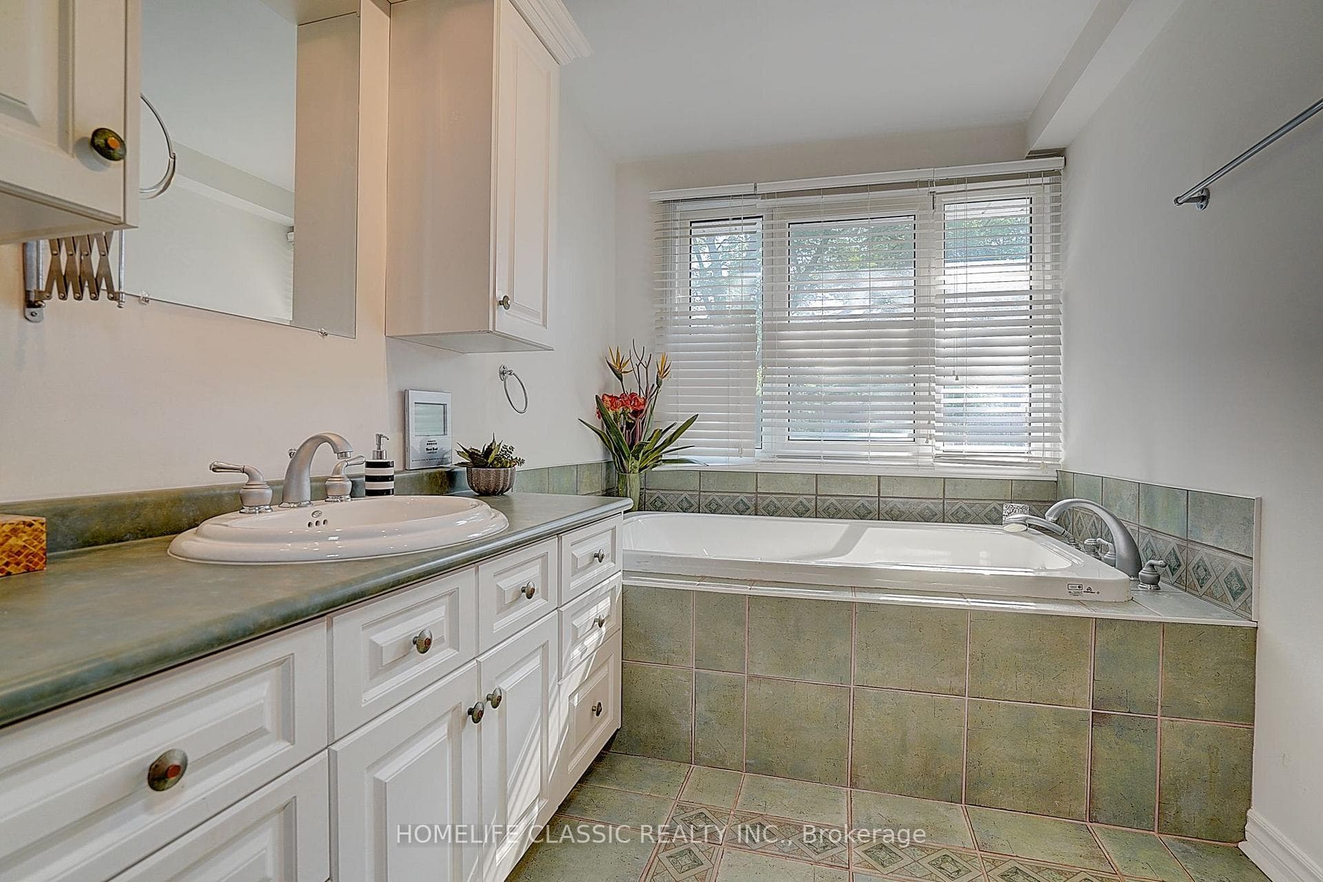 267 IREDALE Road photo 20