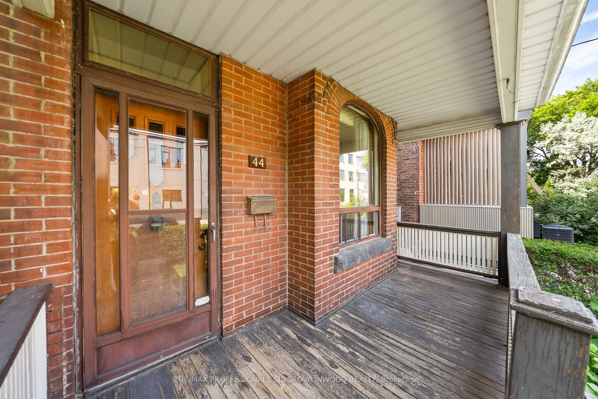 44 Golden Avenue photo 3