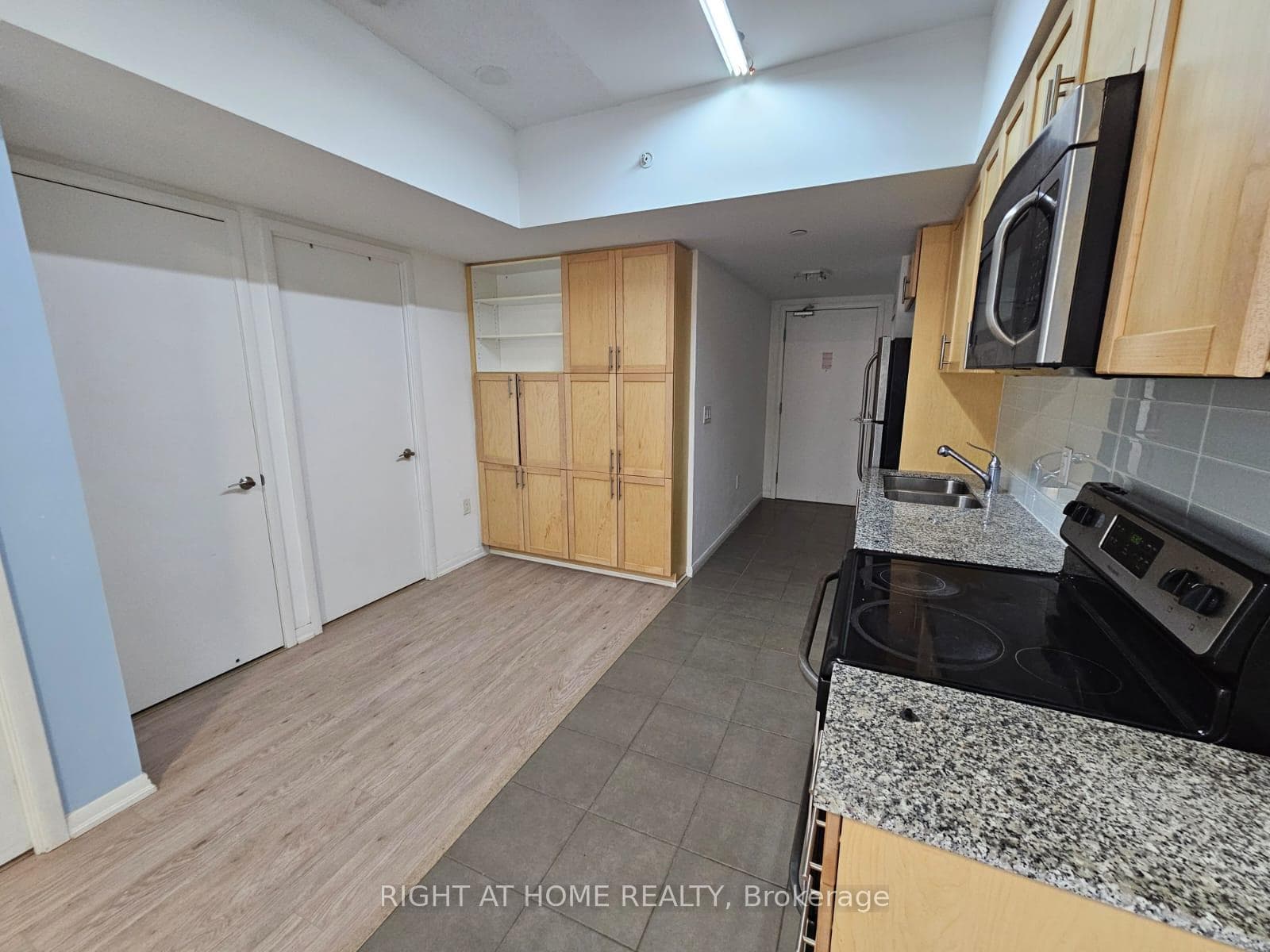 800 Lawrence Avenue Unit 605 photo 4