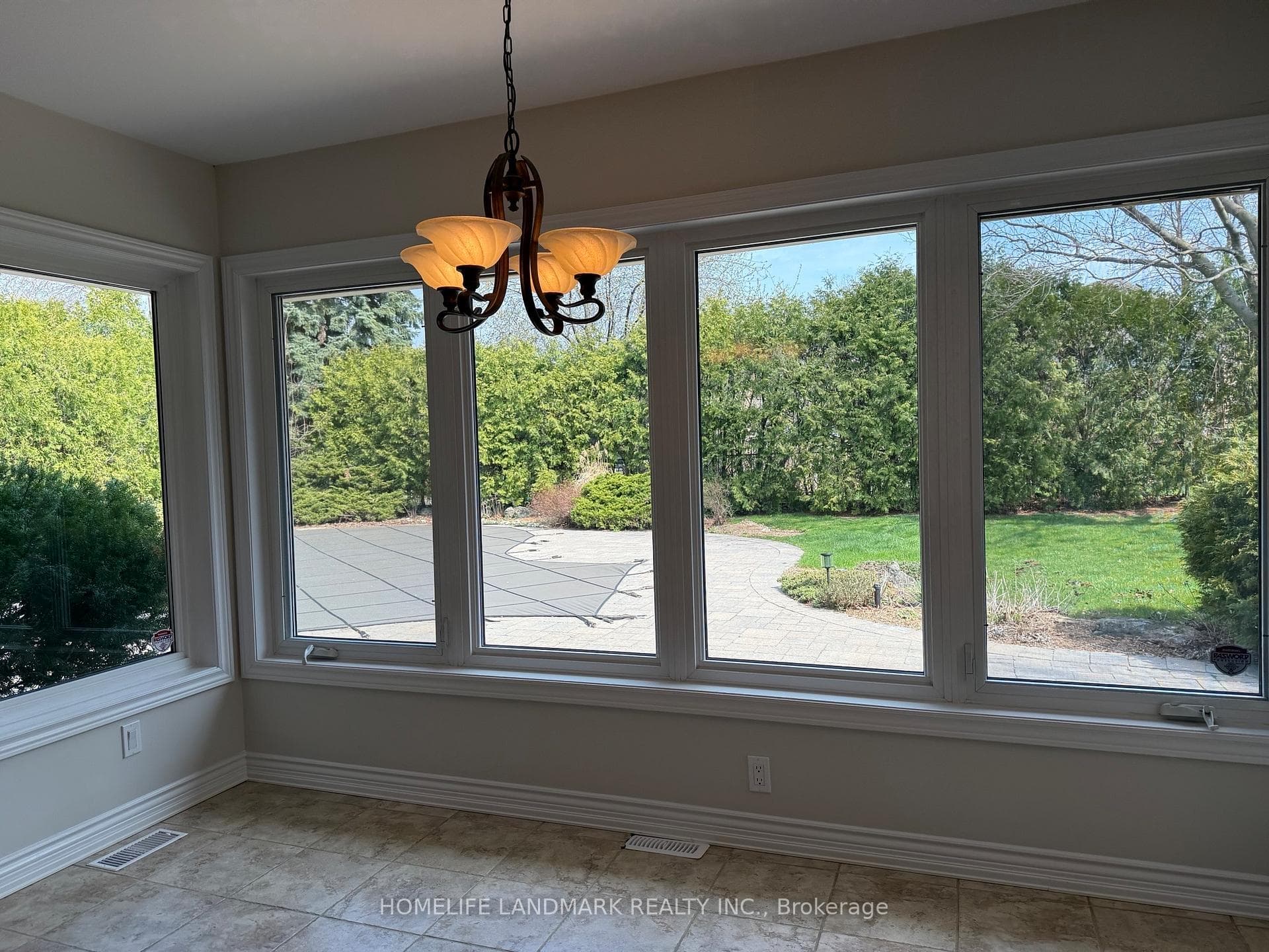 451 Barclay Crescent photo 4