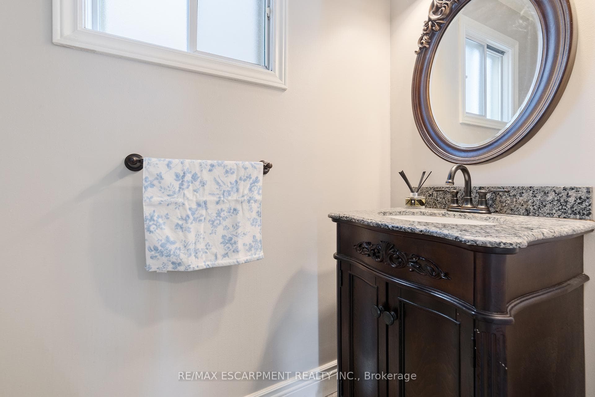 161 TWIN Crescent photo 8