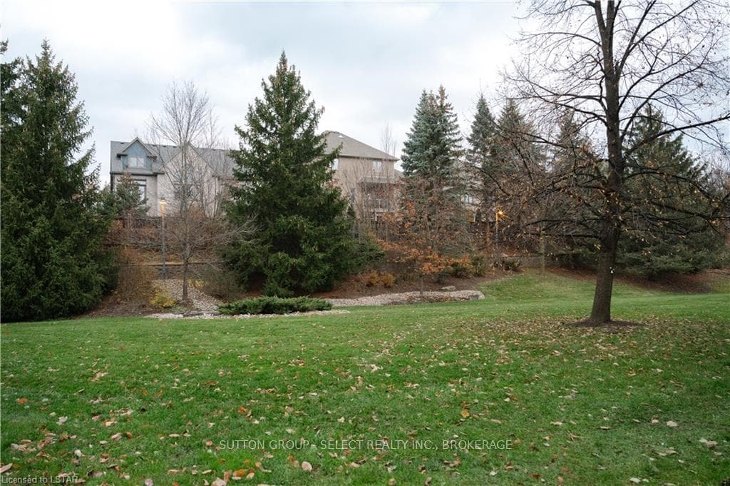 511 GAINSBOROUGH Road Unit 306 photo 25