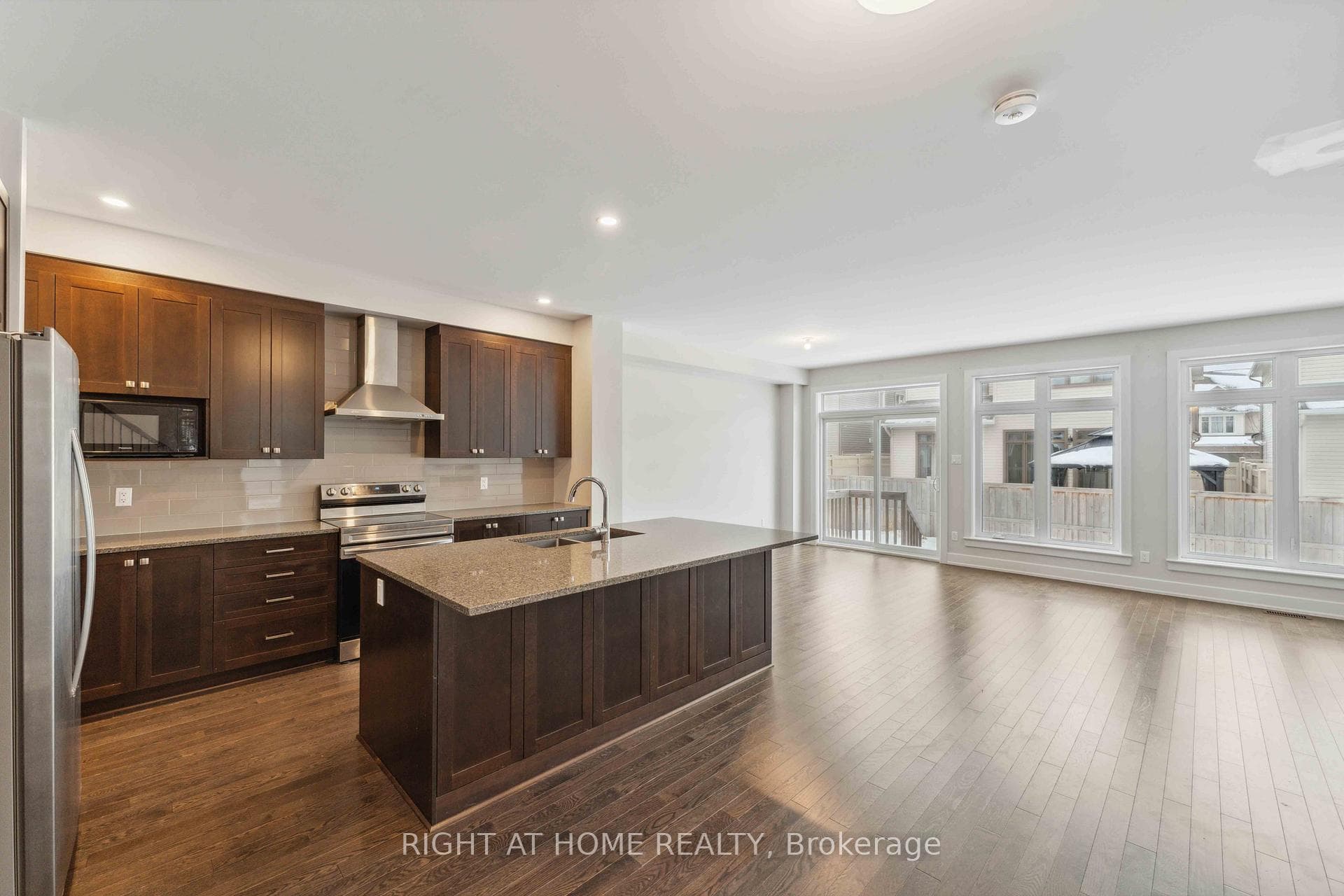632 Moonflower Crescent photo 5