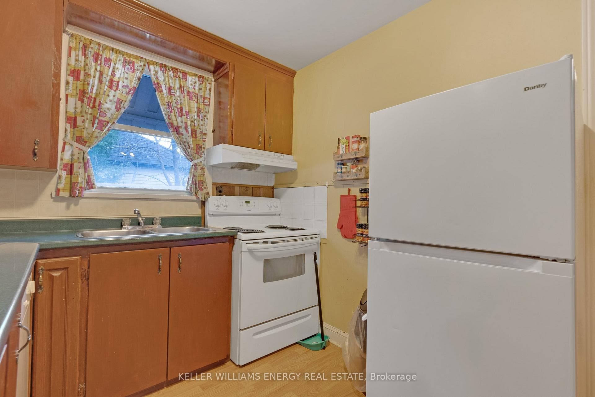 865 Grierson Street photo 9
