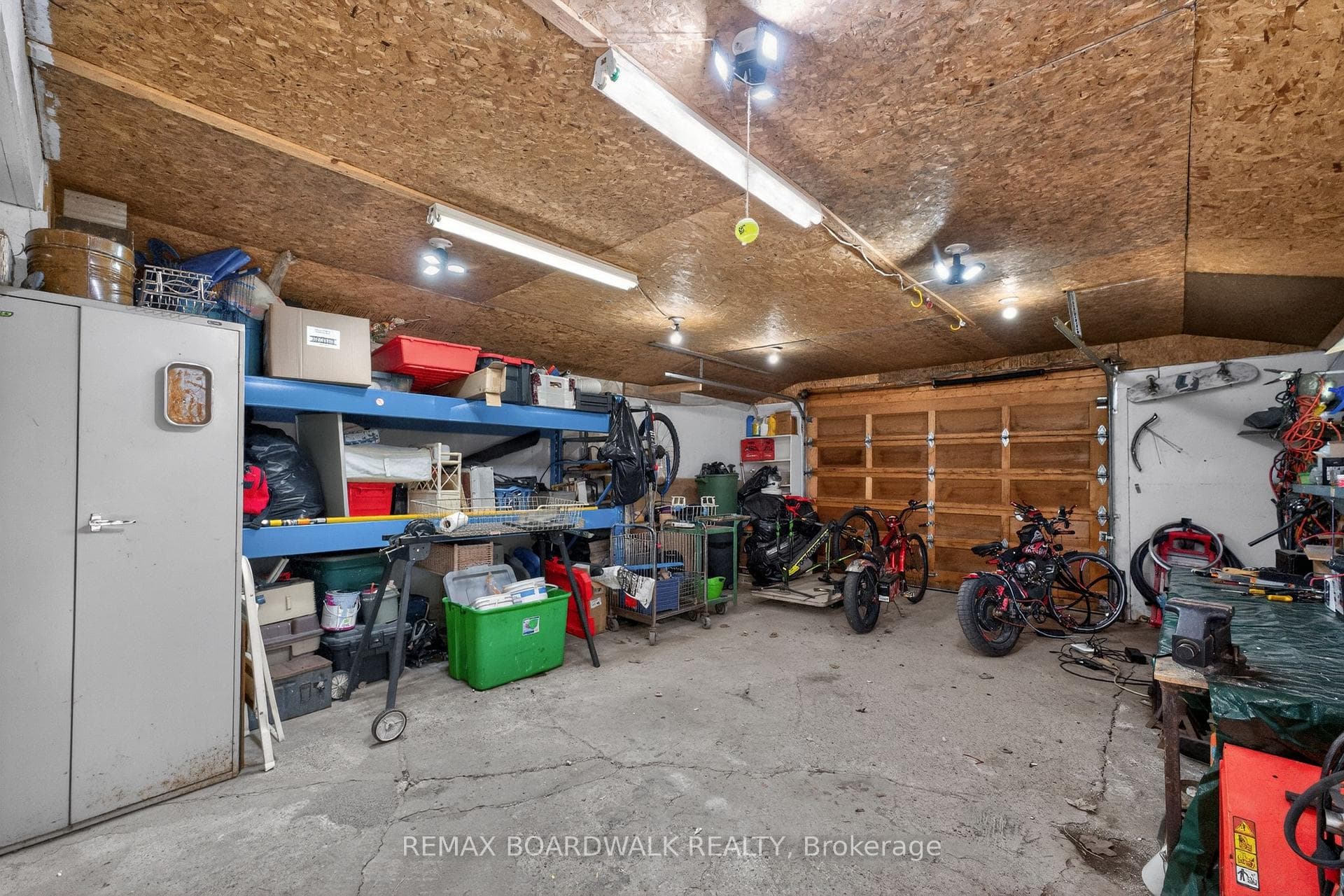 Oversized Detached Garage (16'10 x 31'9)
