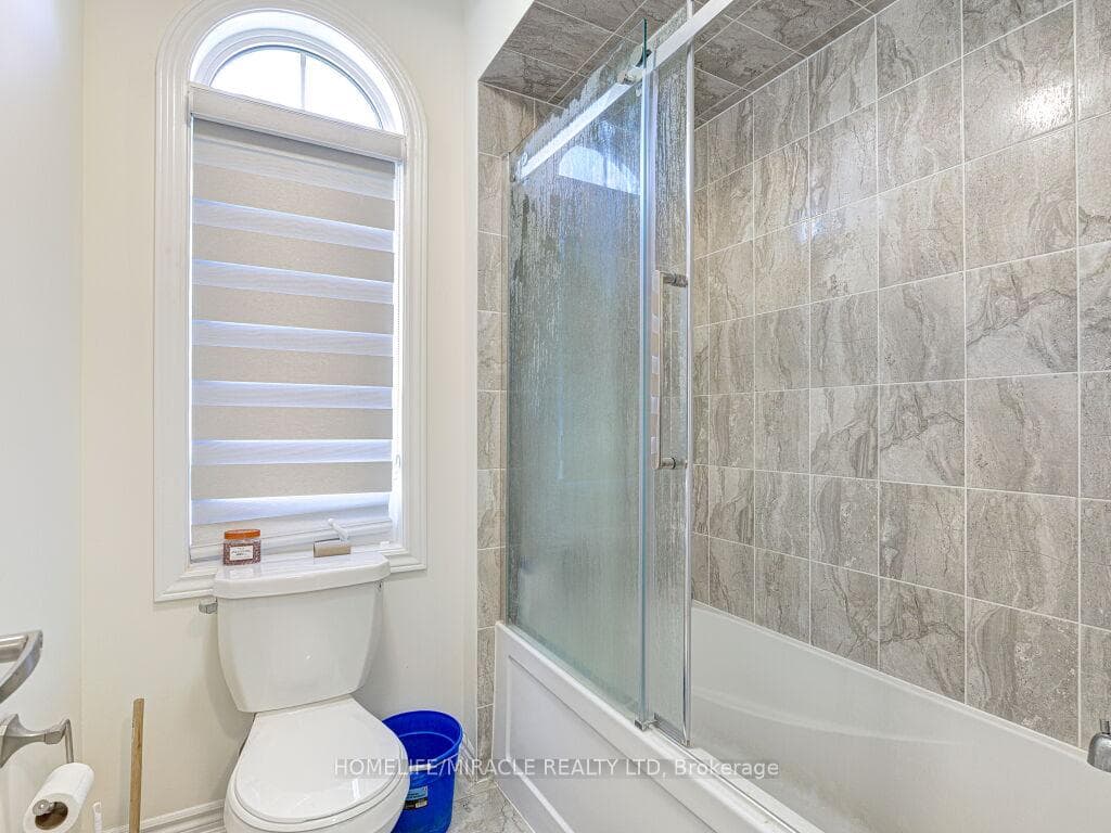 8 Jenwood Crescent photo 25