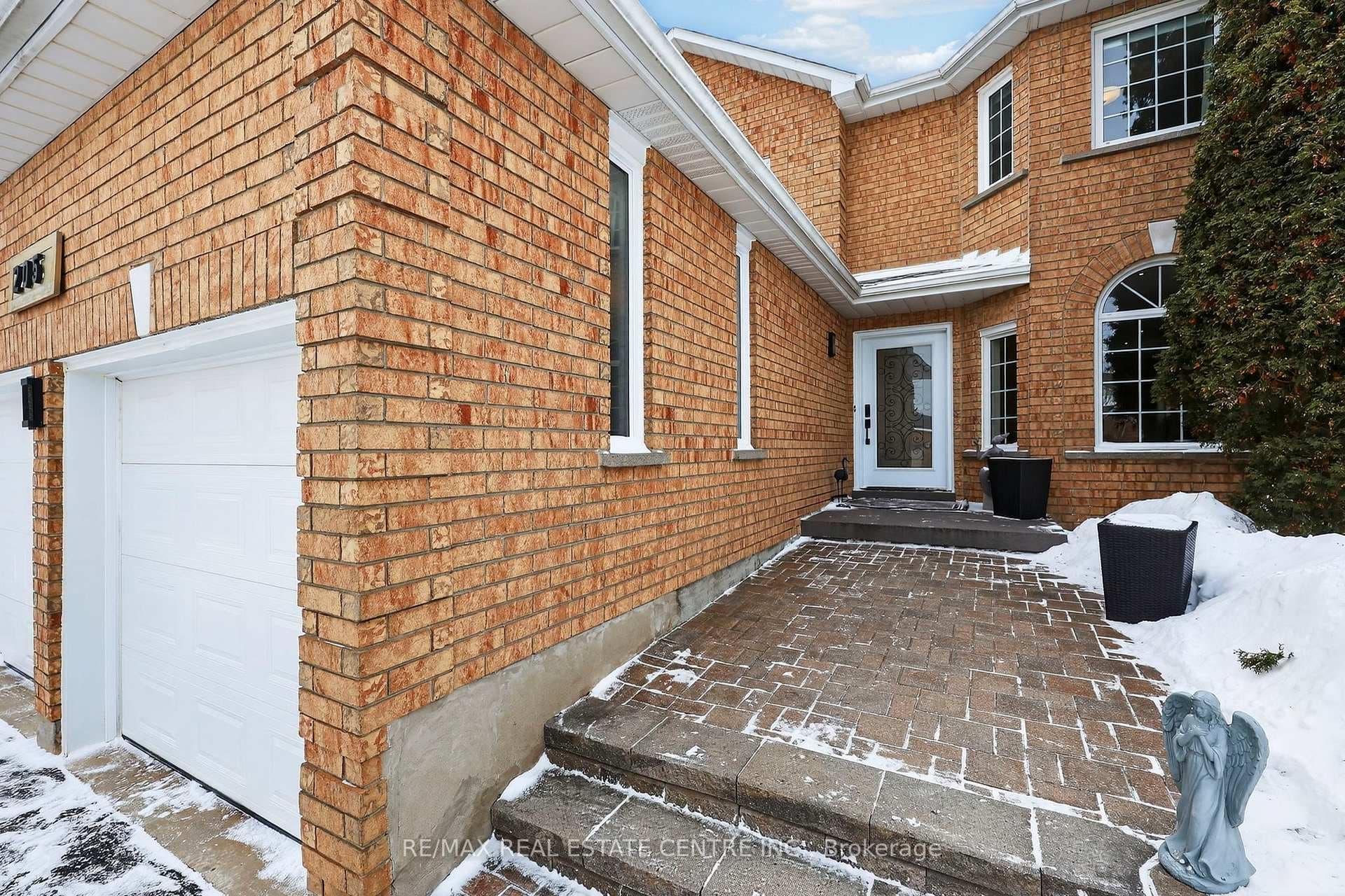 205 Walsh Crescent photo 2