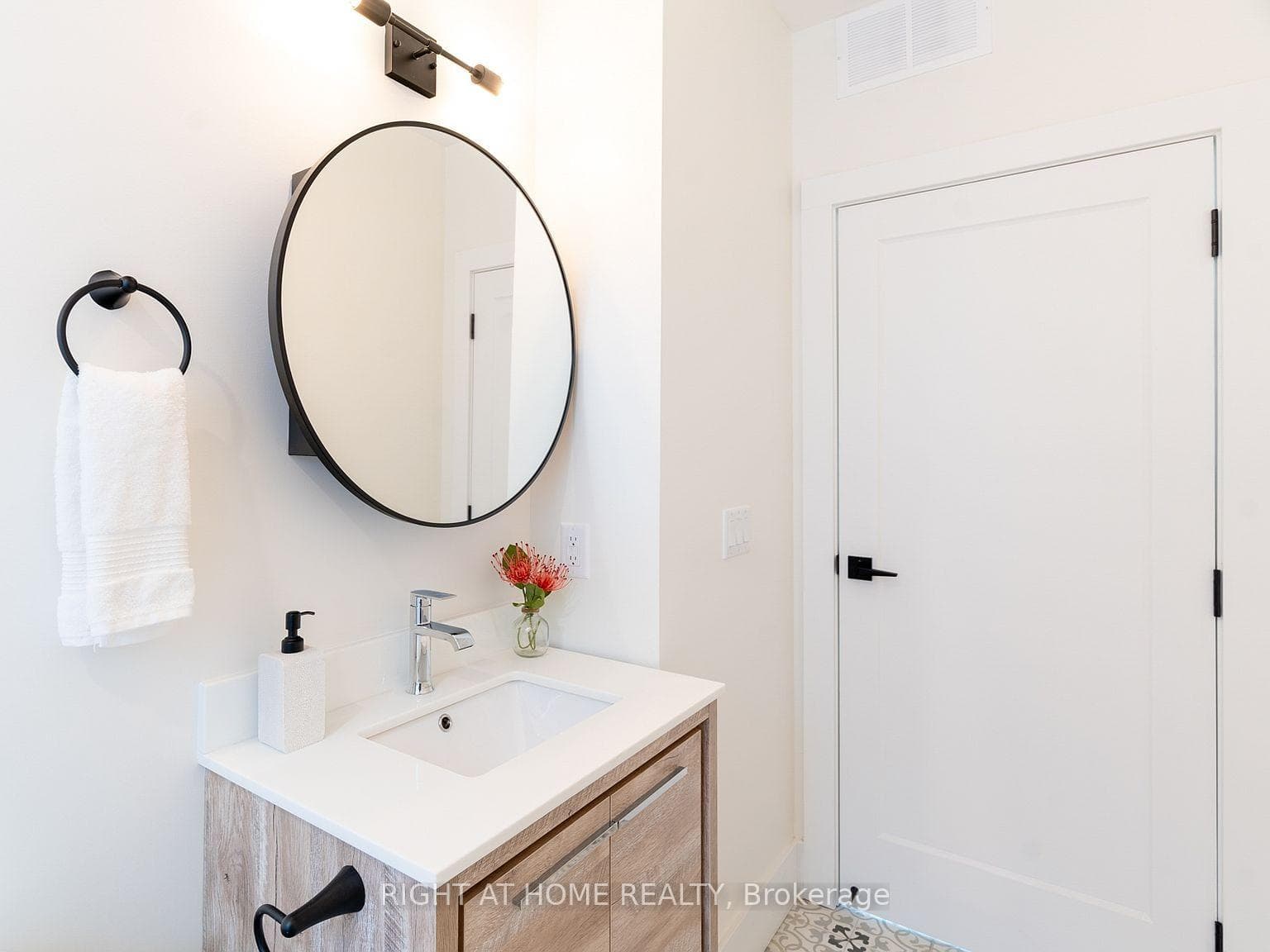 129 Kenilworth Avenue Unit Upper photo 4