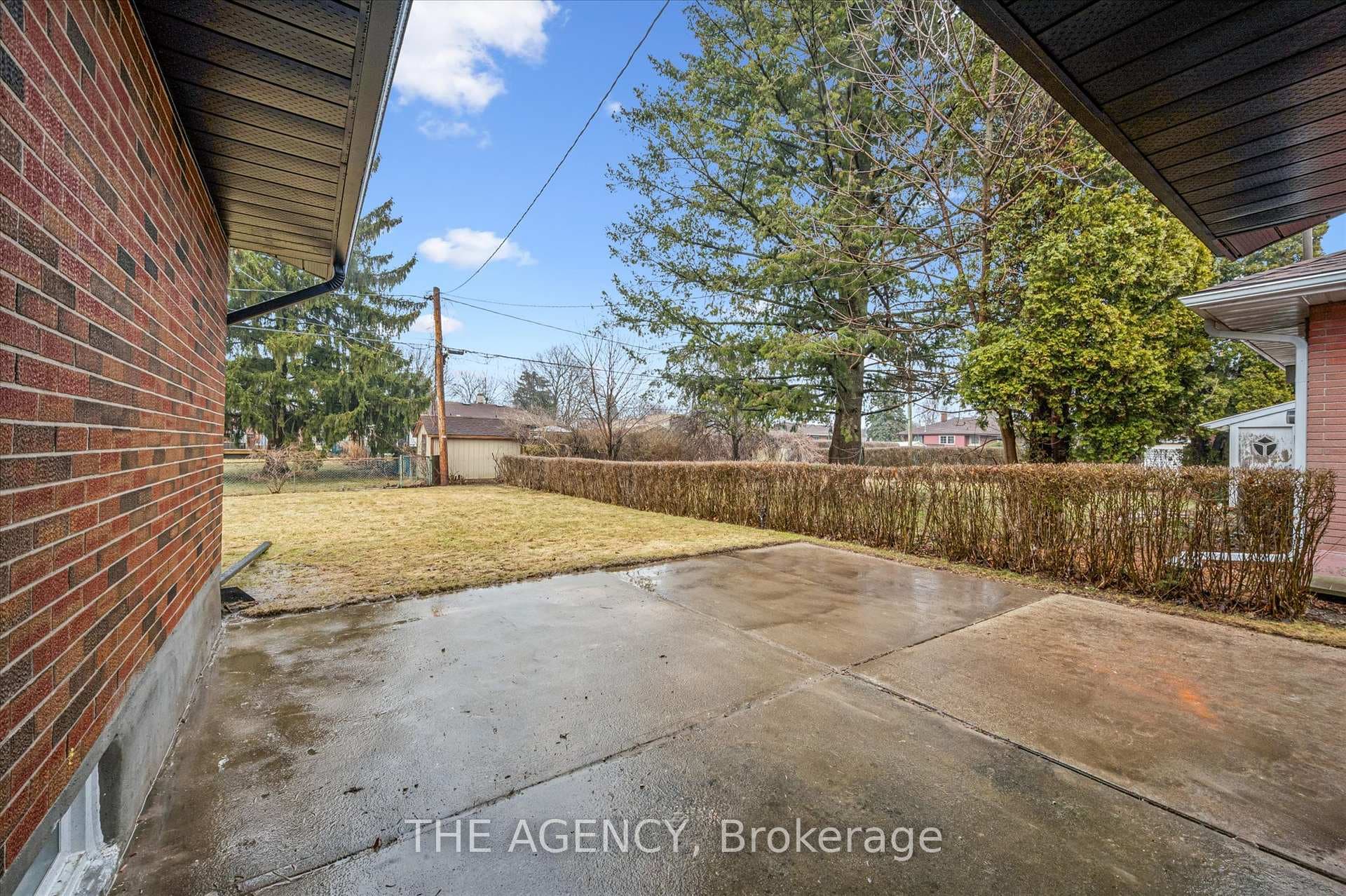 881 Dunbar Road photo 32