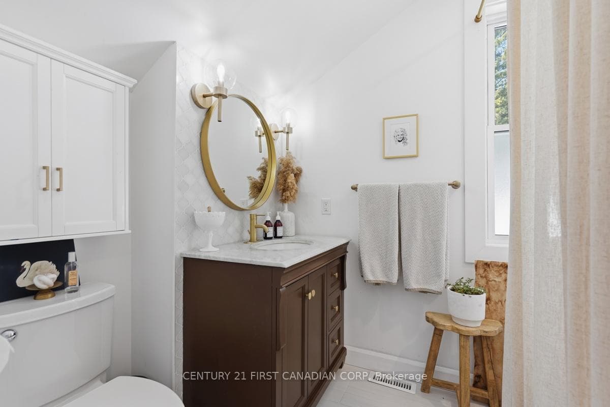 867 Colborne Street photo 33