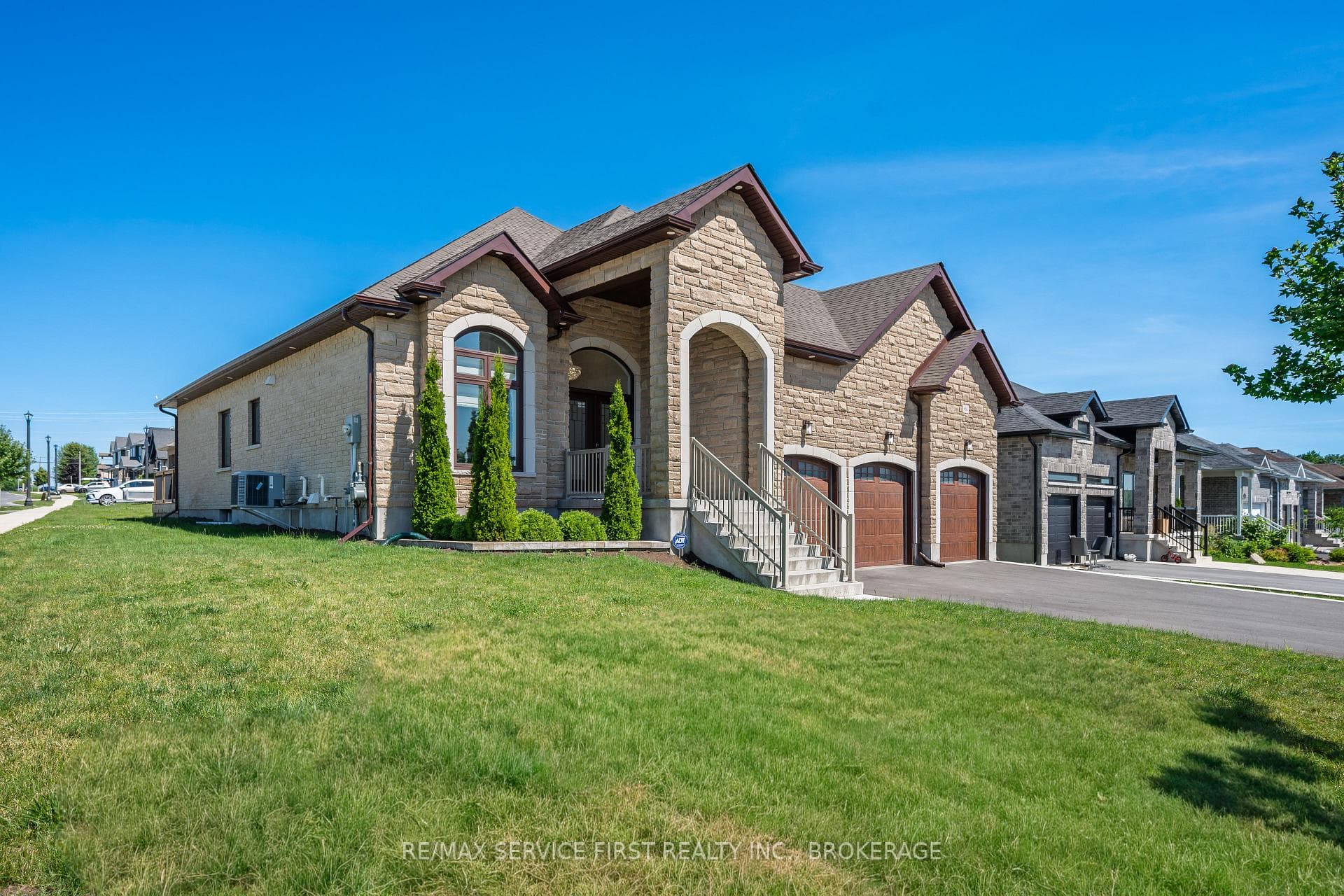 636 Mandara Drive photo 3
