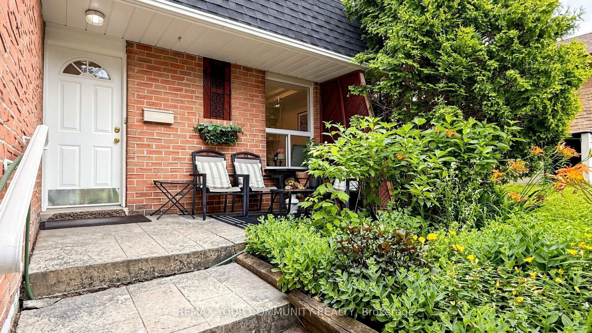 276 Currey Crescent photo 3