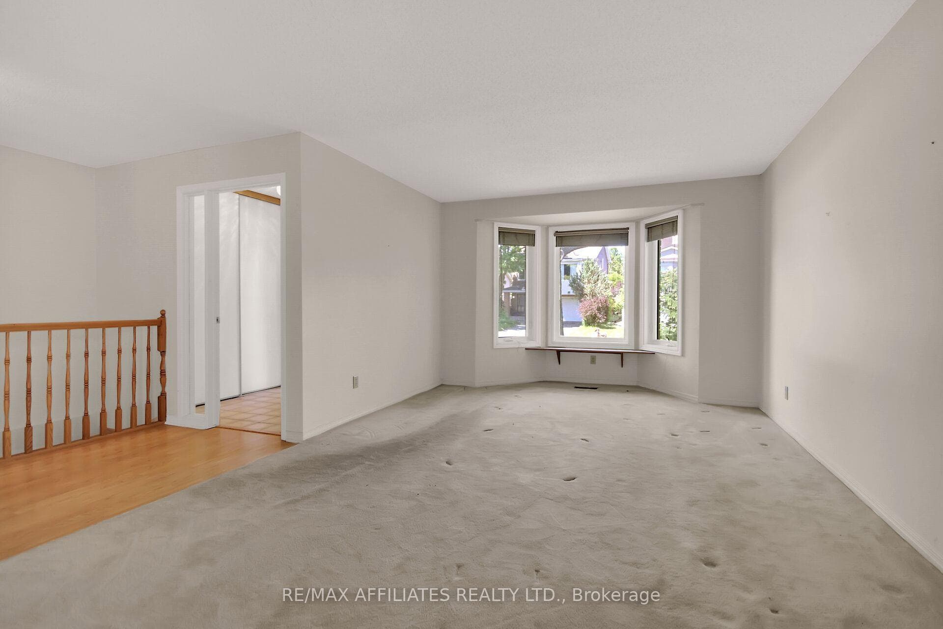 1380 Norview Crescent photo 6